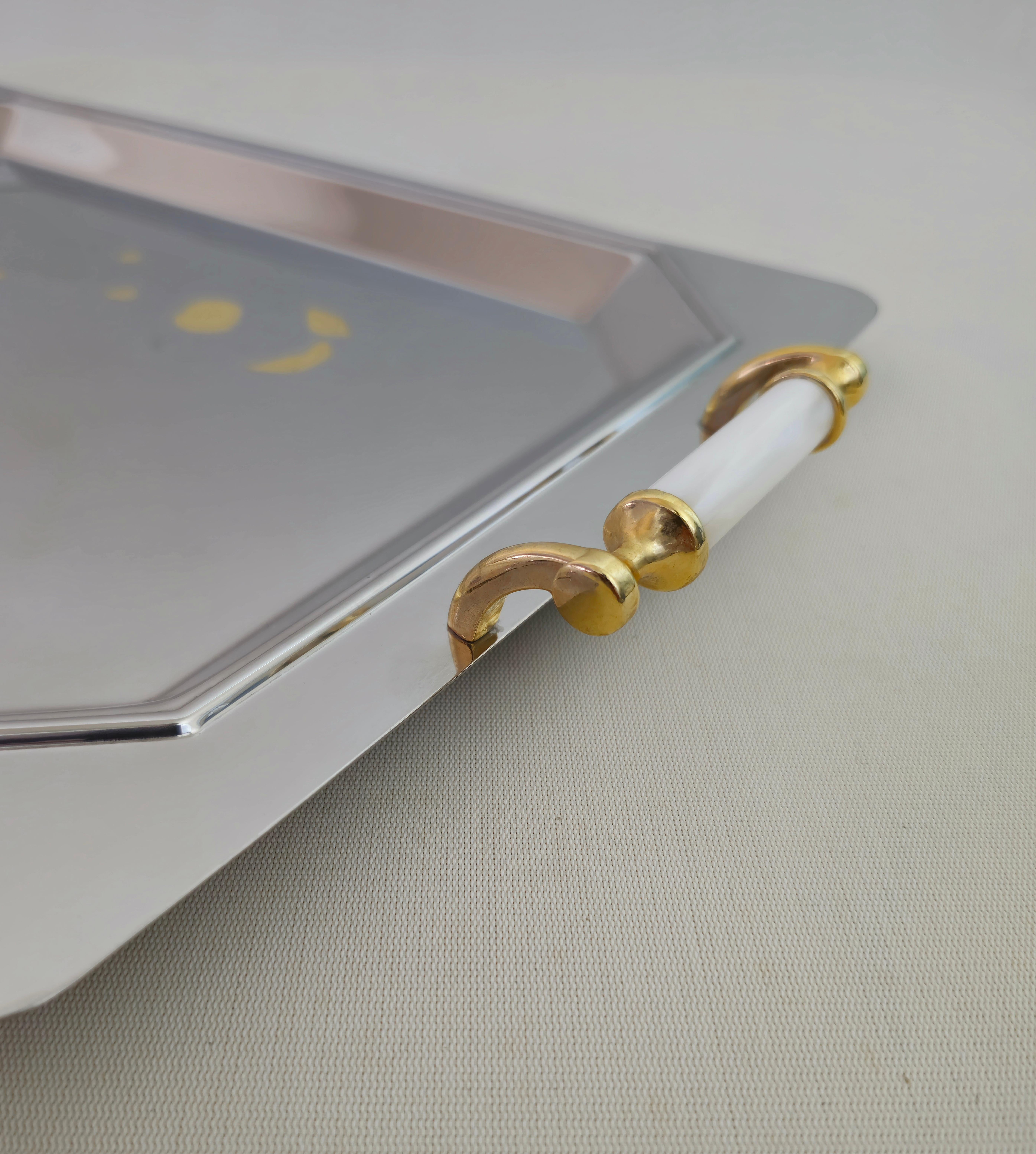 Mid-Century moderno Grande vassoio da portata in acciaio inox con decorazione in oro 24 carati Italia anni '90 in vendita