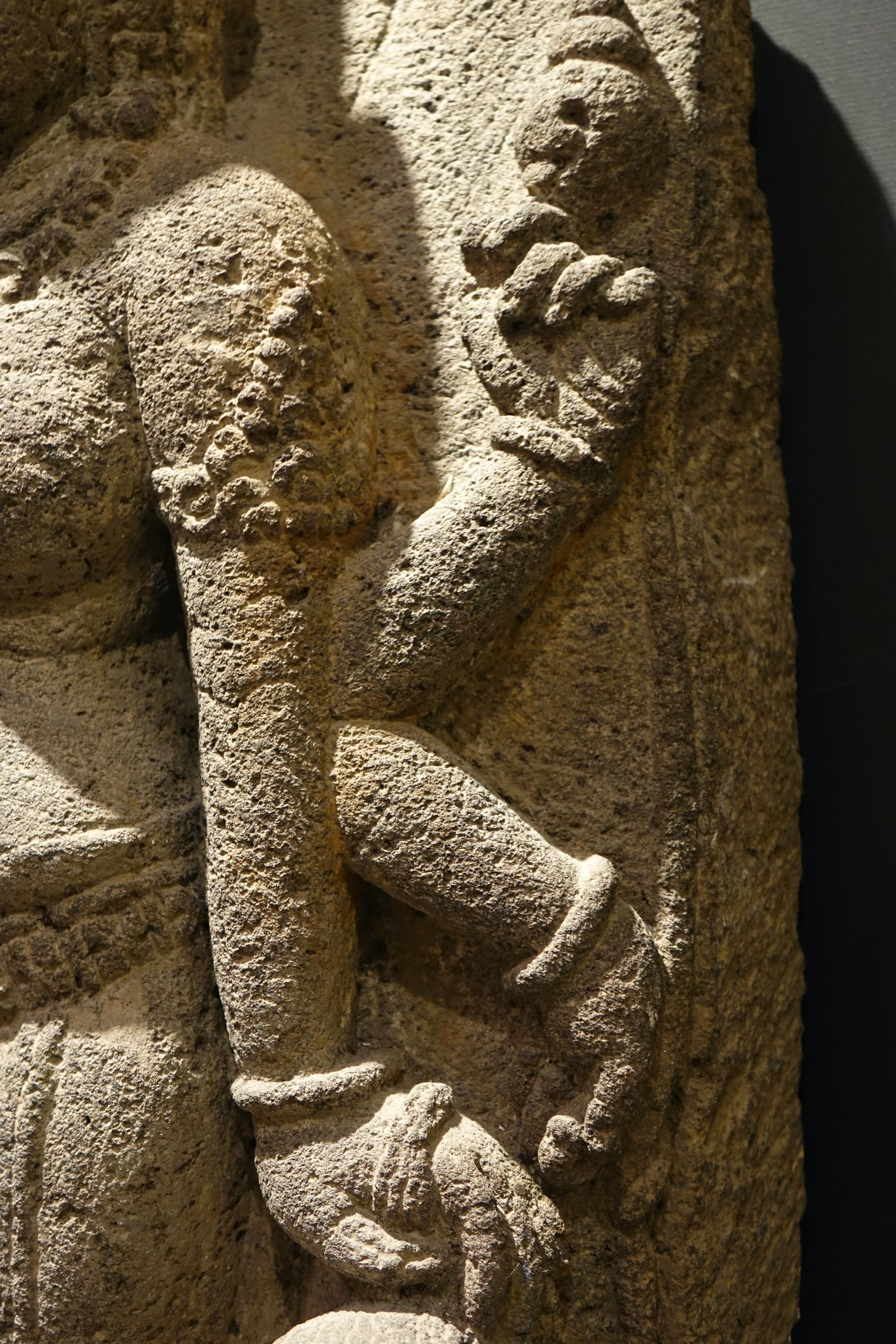 Large Standing Goddess, Volcanic Stone, 13th Century. In Good Condition For Sale In PARIS, FR