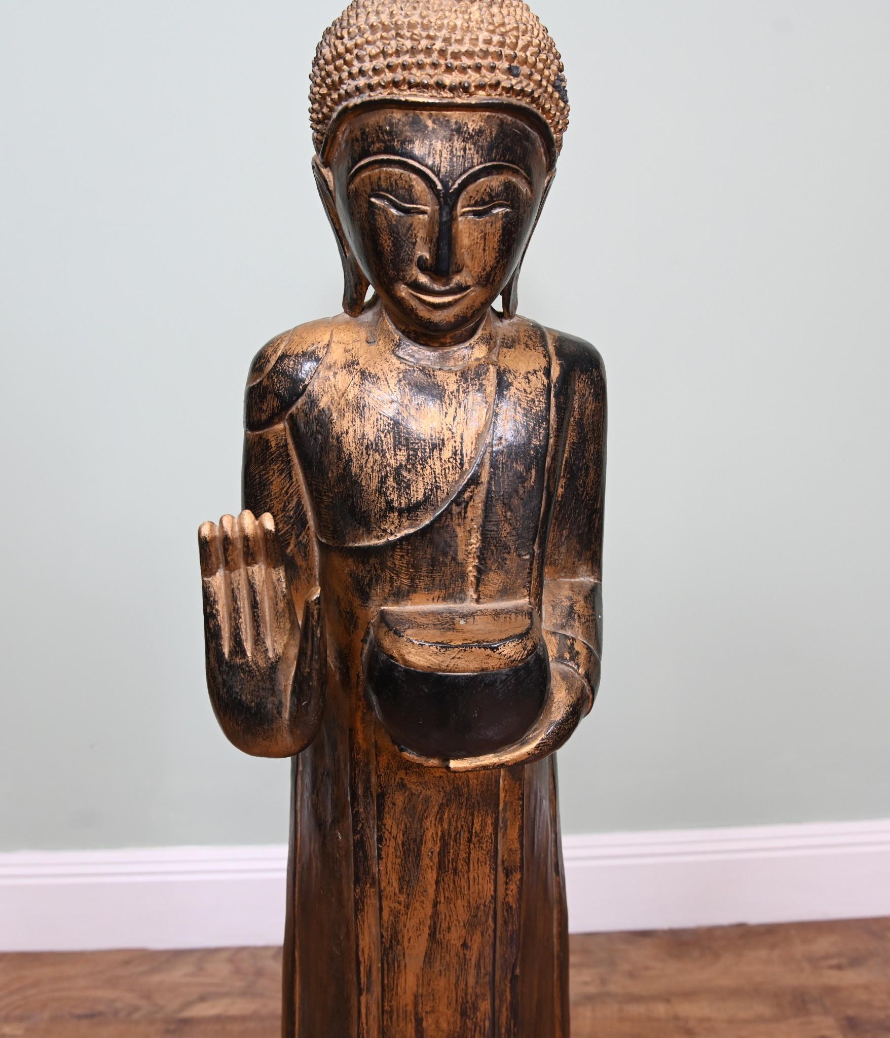Encantadora estatua de buda tailandés de madera tallada en fantástico estado que sostiene un cuenco de incienso como ofrenda
Buda también levanta la mano en señal de paz
Esto añadiría calma y serenidad a cualquier habitación o espacio
Alrededor de