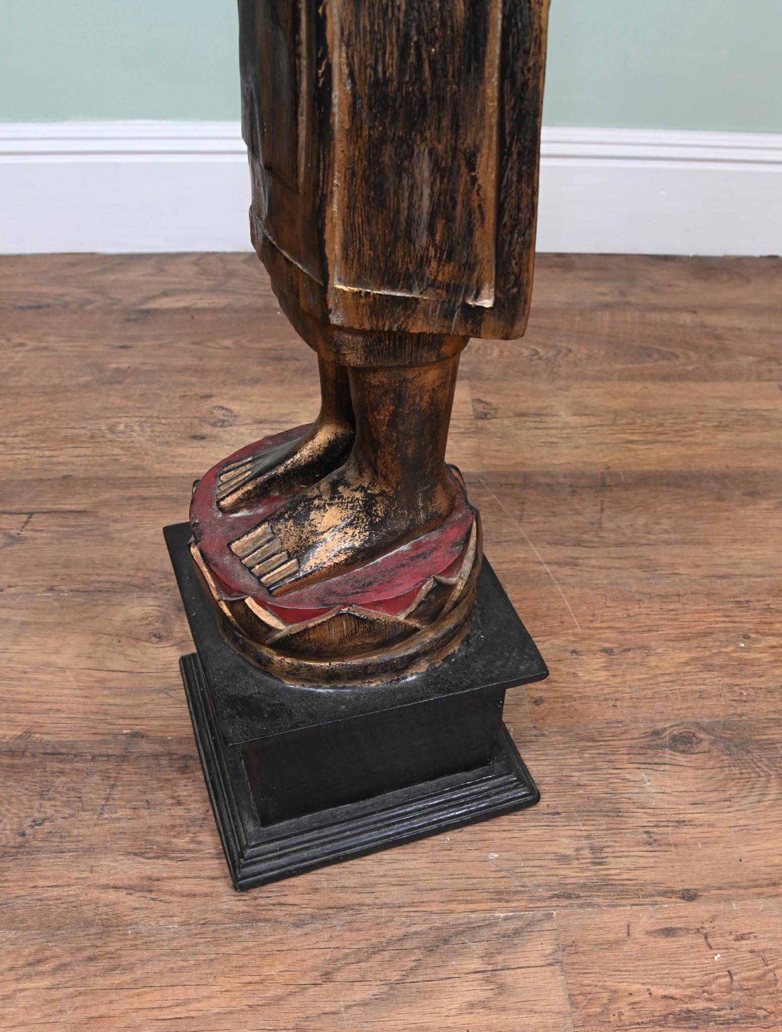 Gran estatua de Buda tailandés de pie Budismo Cuenco de ofrendas Arte budista mediados del siglo XX en venta