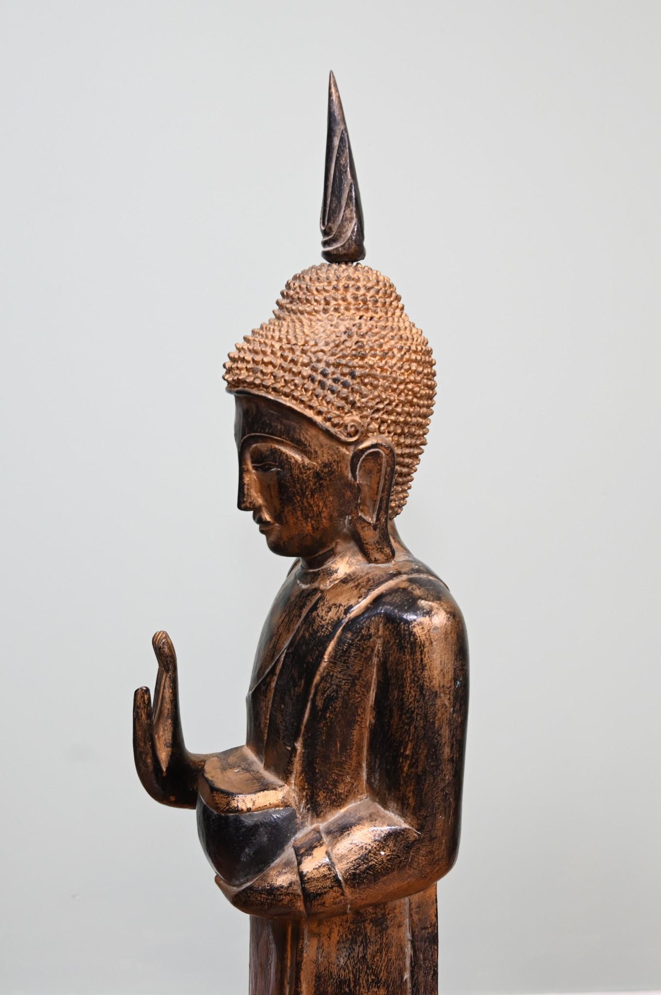 Gran estatua de Buda tailandés de pie Budismo Cuenco de ofrendas Arte budista Madera en venta