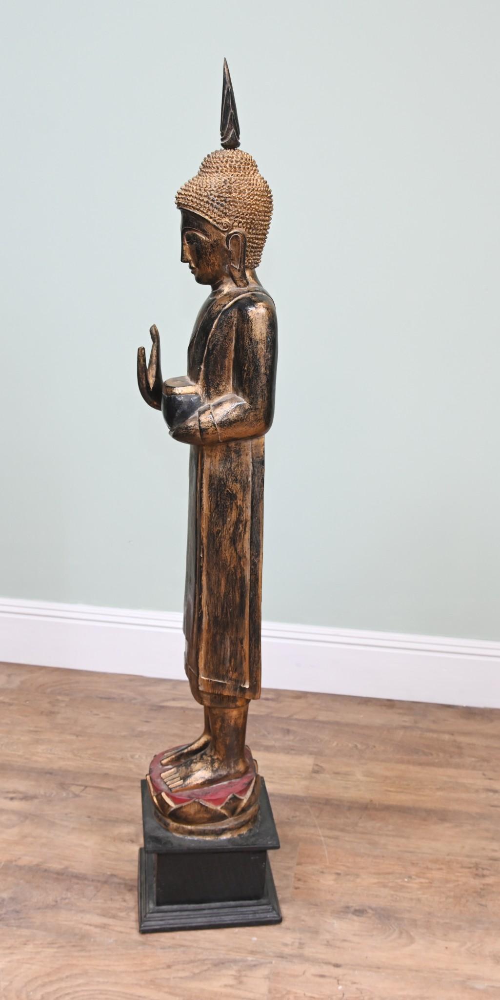 Gran estatua de Buda tailandés de pie Budismo Cuenco de ofrendas Arte budista en venta 1