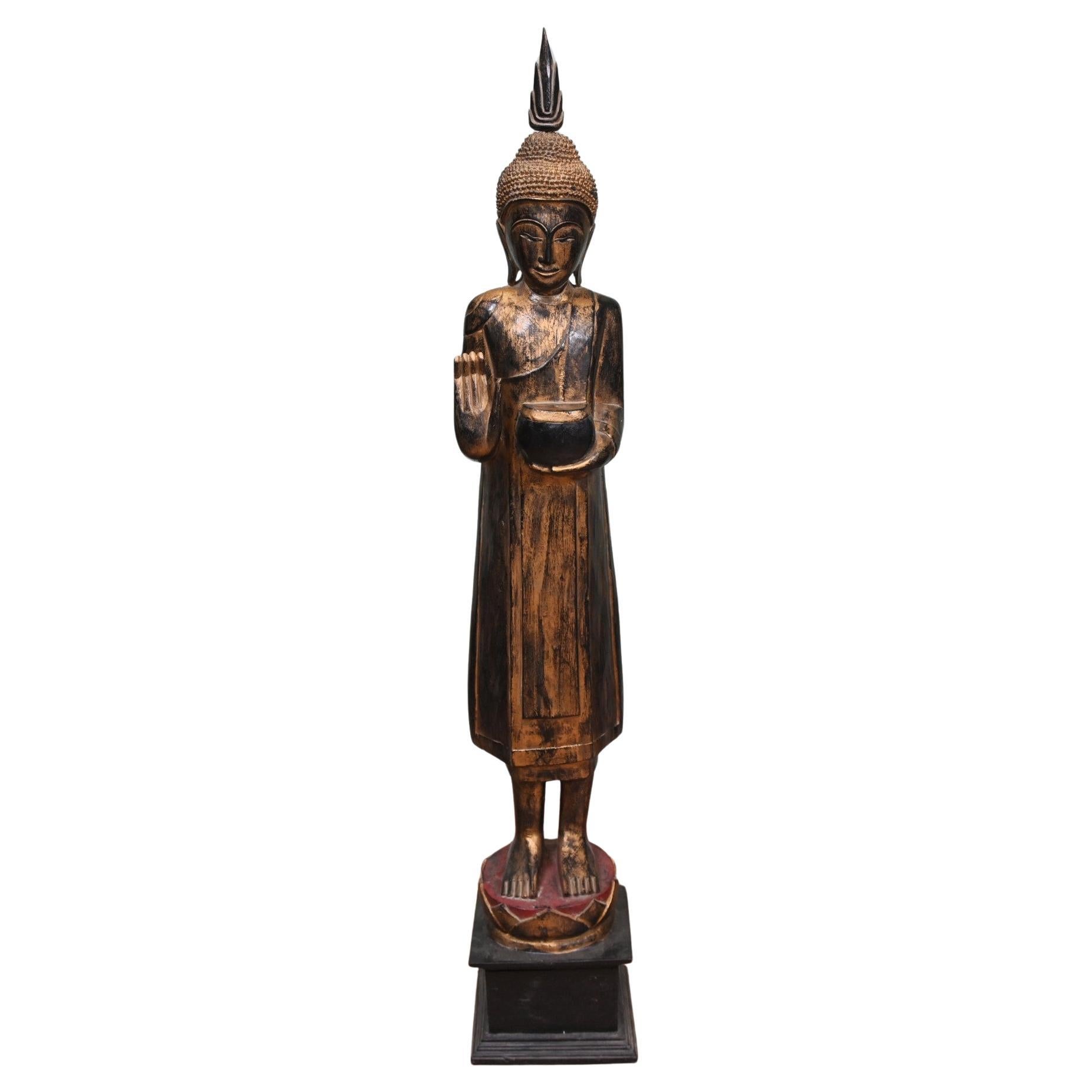 Große stehende thailändische Buddha-Statue-Buddhismus-Schale mit buddhistischer Kunst in Schale