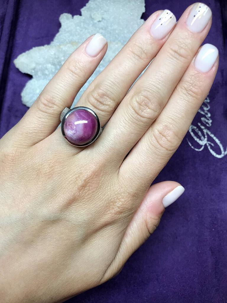 Artigiano Grande anello d'argento con stella di rubino Gemma rossa naturale regalo di corindone Gioielli unisex in vendita