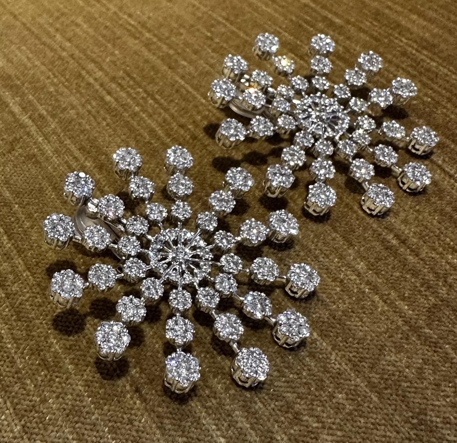 Große Starburst Diamond Floret Ohrringe 10,00 cttw in 18k Weißgold 

Die Starburst-Diamantohrringe bestehen aus 10,00 Karat runden Brillanten, die in einem Starburst-Design in 18 Karat Weißgold gefasst sind. Die Ohrringe werden durch Omega-Clips mit