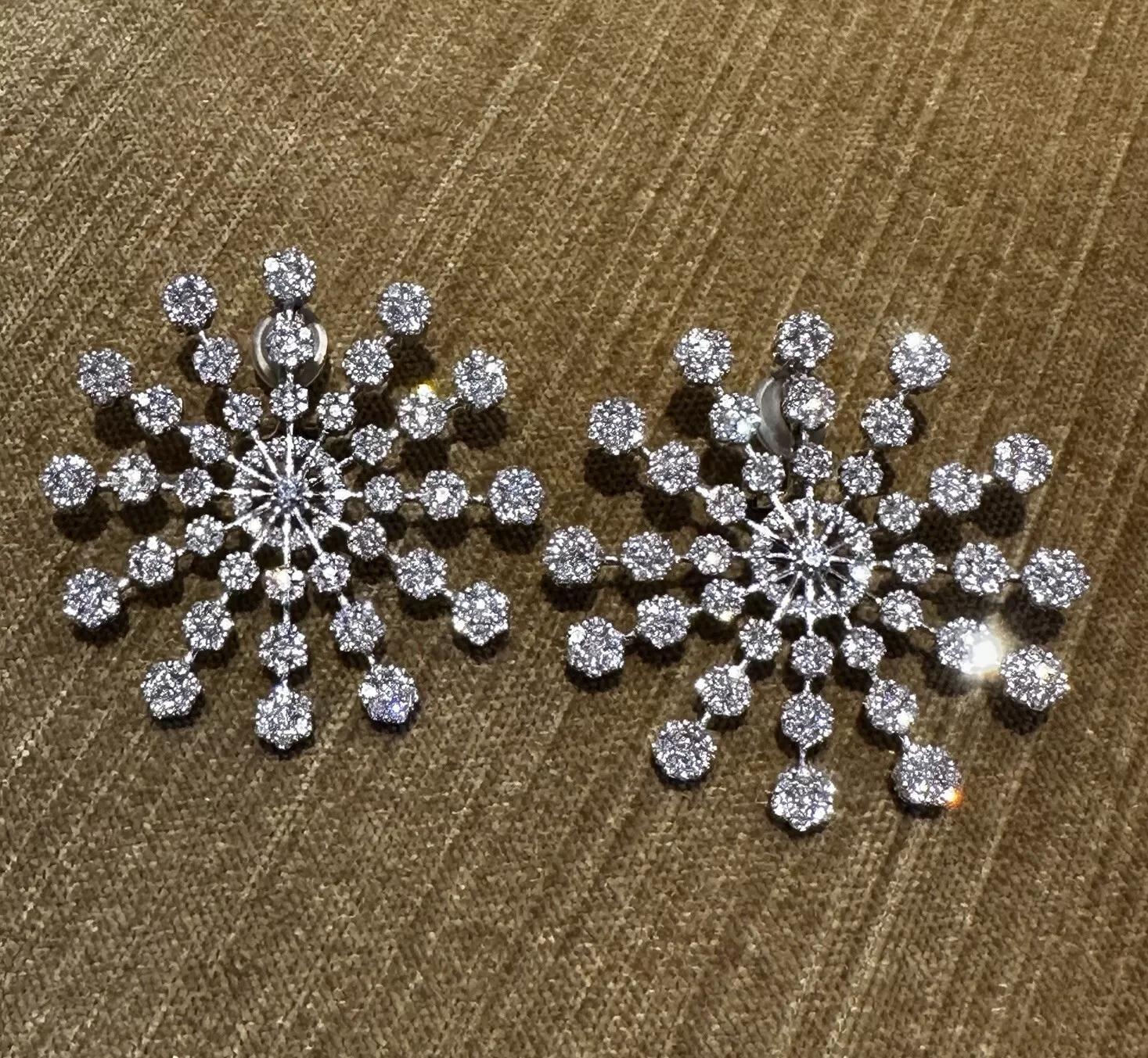 Große Starburst-Diamant-Blumen-Ohrringe aus 18 Karat Weißgold mit 10,00 Karat insgesamt (Rundschliff) im Angebot