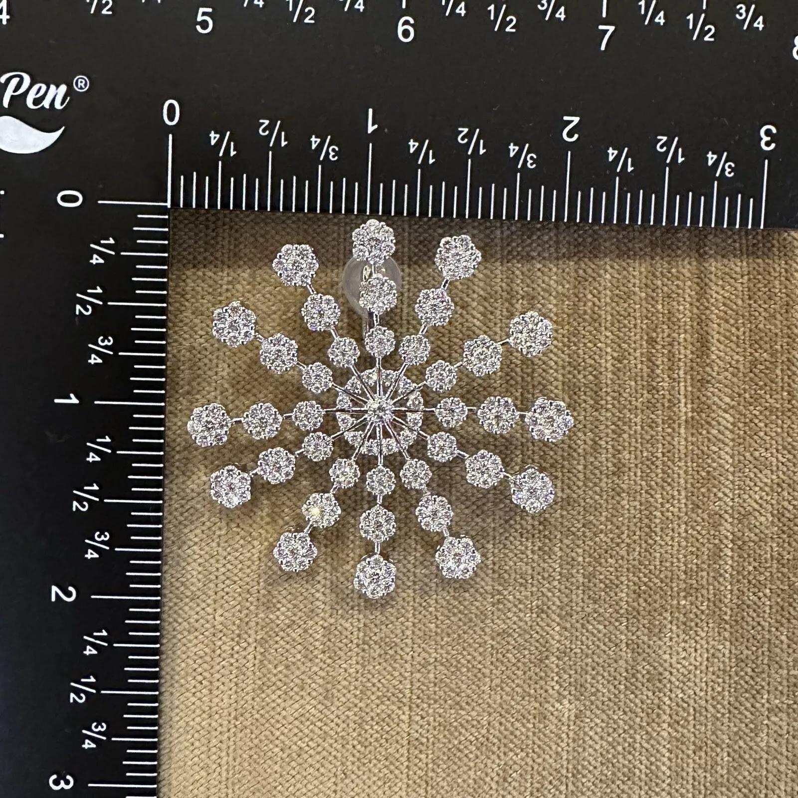 Große Starburst-Diamant-Blumen-Ohrringe aus 18 Karat Weißgold mit 10,00 Karat insgesamt Damen im Angebot