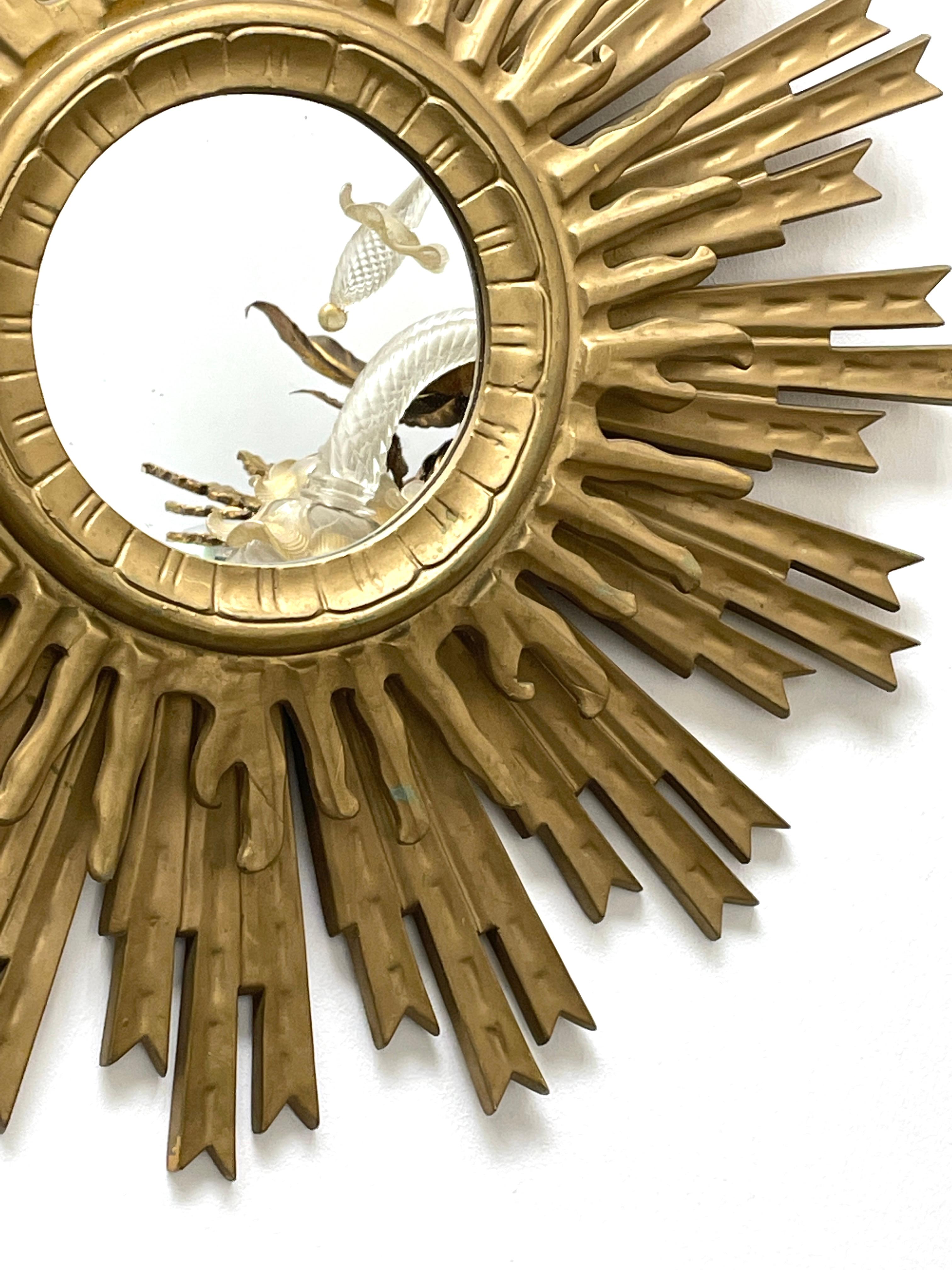 italien Grand miroir en forme d'étoile de soleil en plastique doré, fabriqué en Italie, vers les années 1960 en vente