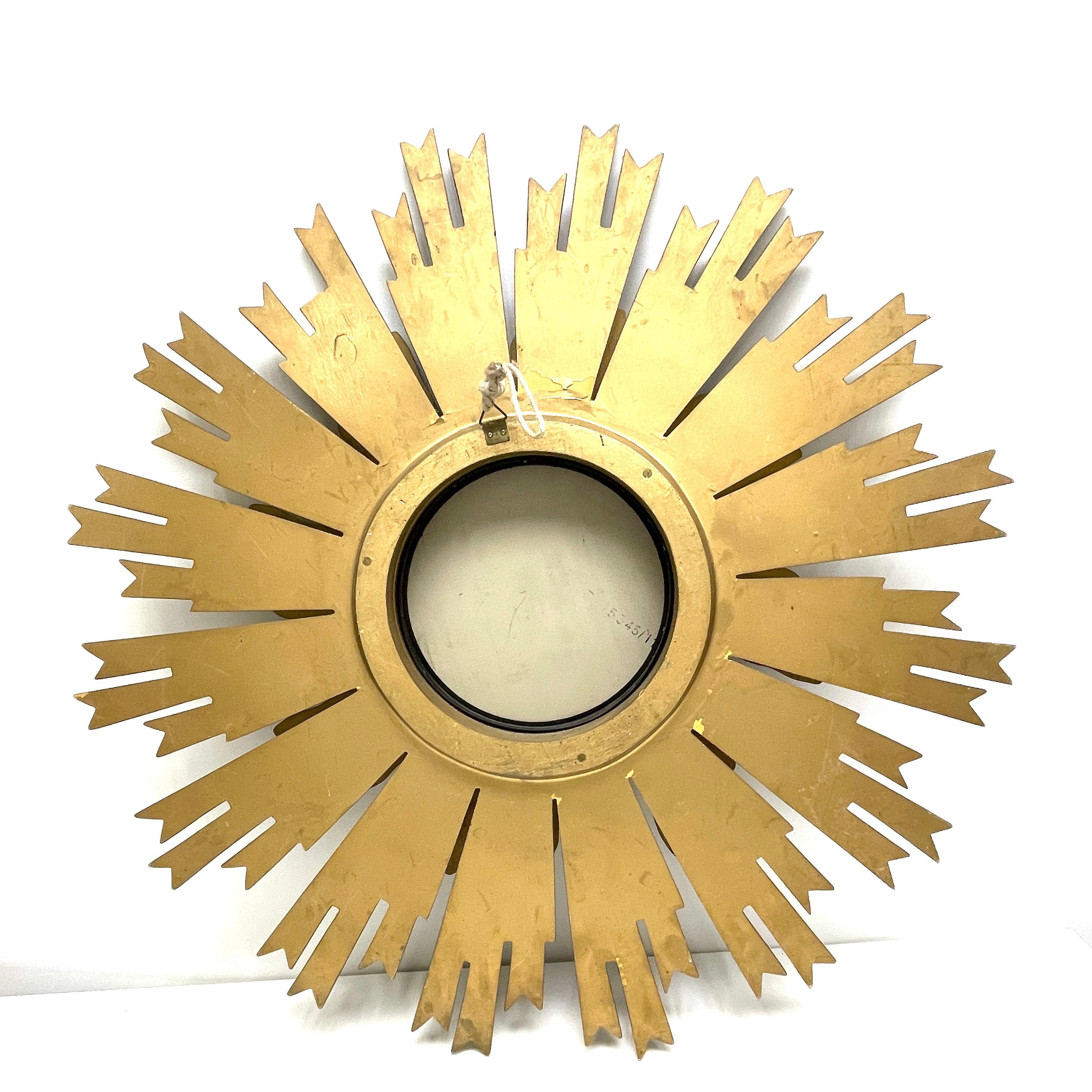 Grand miroir en forme d'étoile de soleil en plastique doré, fabriqué en Italie, vers les années 1960 en vente 1