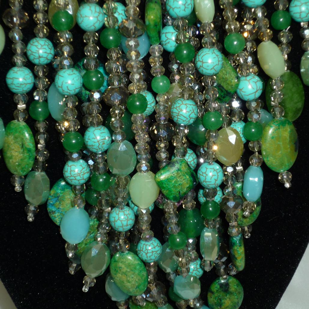 großes Statement-Collier, Tourquiose und Swarovsky-Perlen, Eyecatcher in Grün

diese Halskette kann sich wirklich sehen lassen
kunstvoll verarbeitet mit Swarovsky-Steinen, modernes Designobjekt


kettenlänge 51 cm /20 Inch