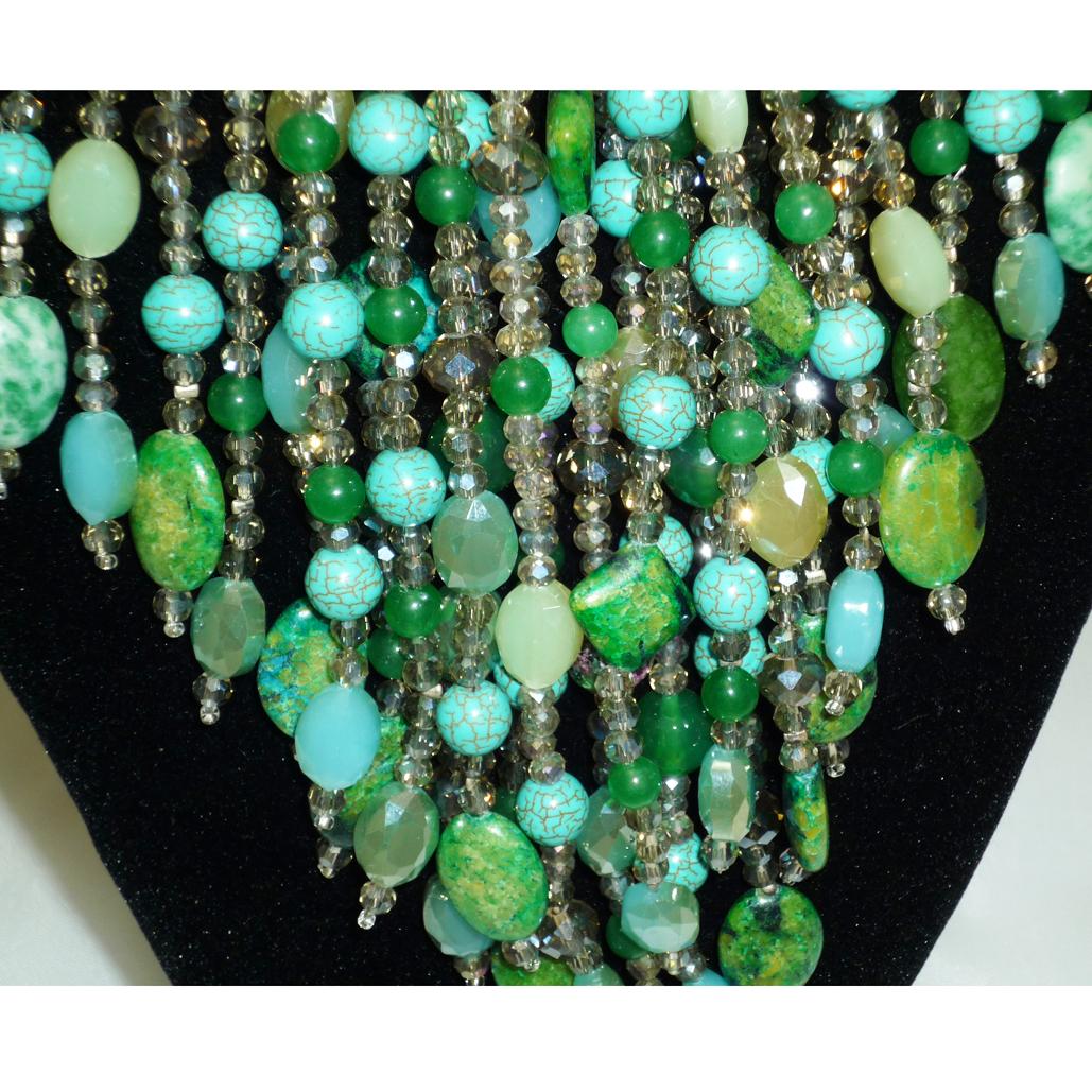 Großer Statement-collier mit Turquiose und Swarovsky-Perlen, grüner Blickfang (Moderne) im Angebot