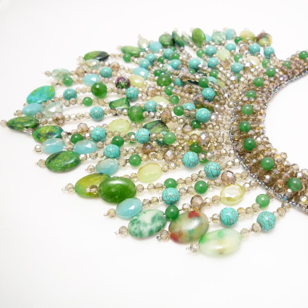 large statement-collier, tourquiose and Swarovsky pearls, eyecatcher in green In Excellent Condition For Sale In Berlin, DE