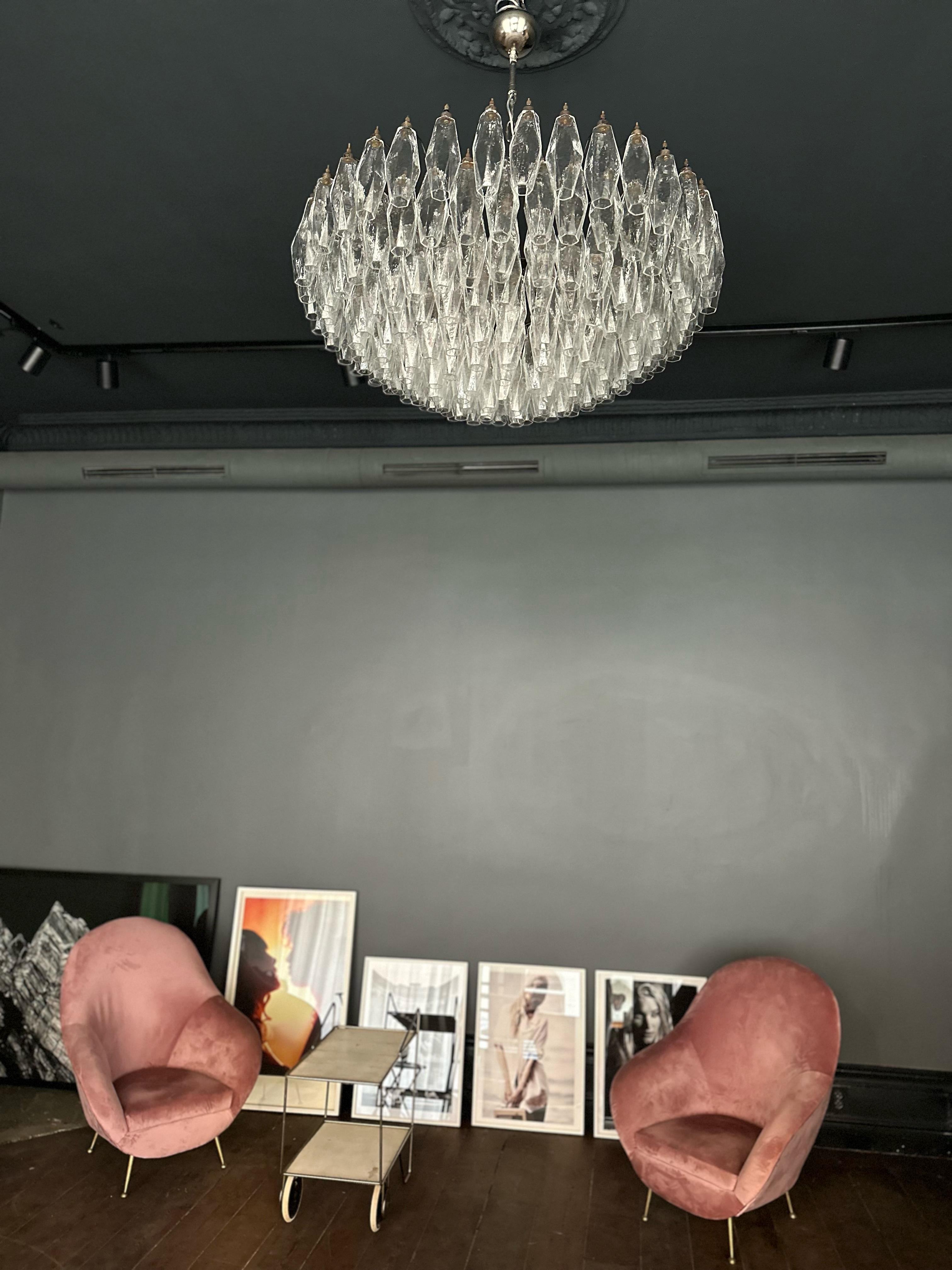 Huge Stunner Murano Chandelier in the style of Carlo Scarpa with beautiful hand blown poliedri prisms in clear glass.
Lamp structure in patinated chrome.
The chandelier is composed of 181 transparent glass prisms in the size of 5.9