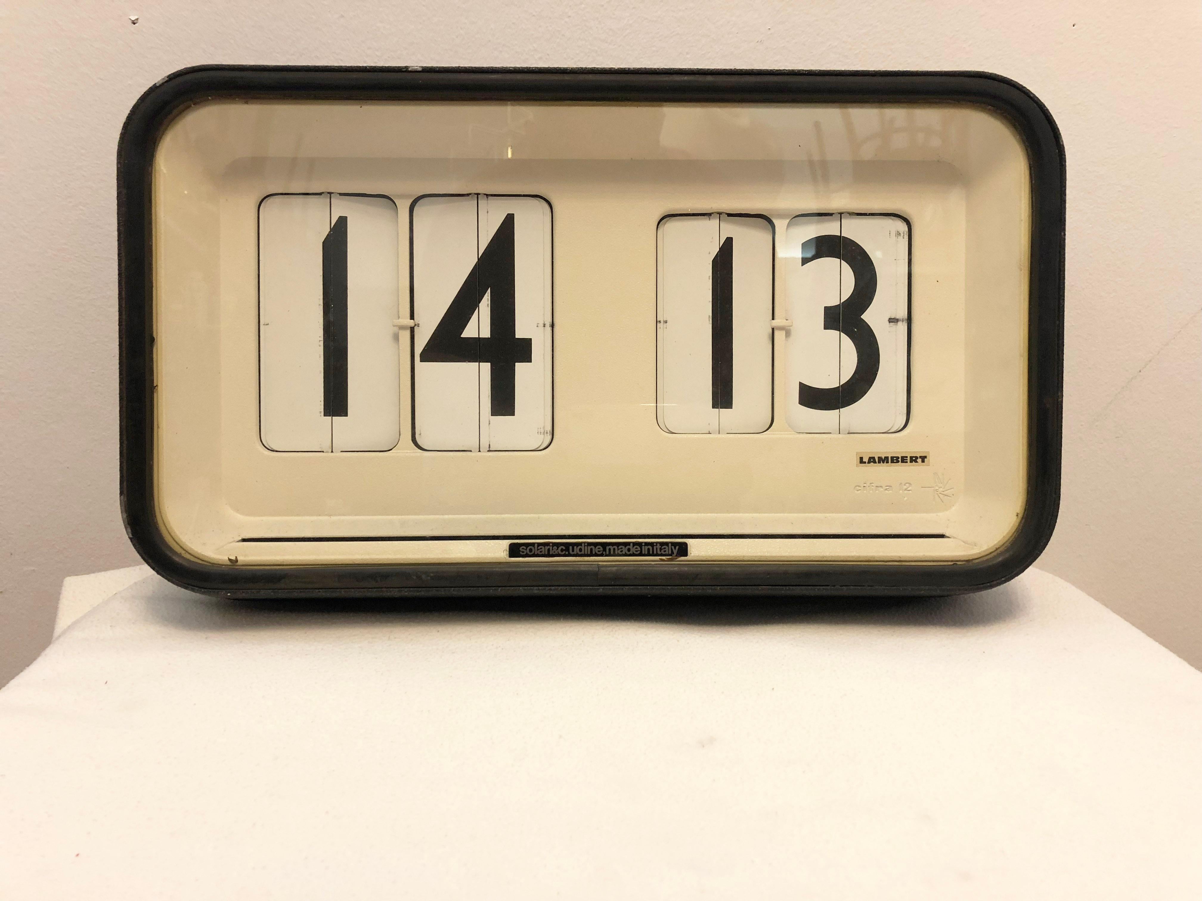 Cast aluminium case painted with glass front. Designed in Italy in 1965 by Gino Valle for Solari Udine.
Formerly a slave clock, now fitted with an pulse generator. Delivery time about 2-3 weeks.
 