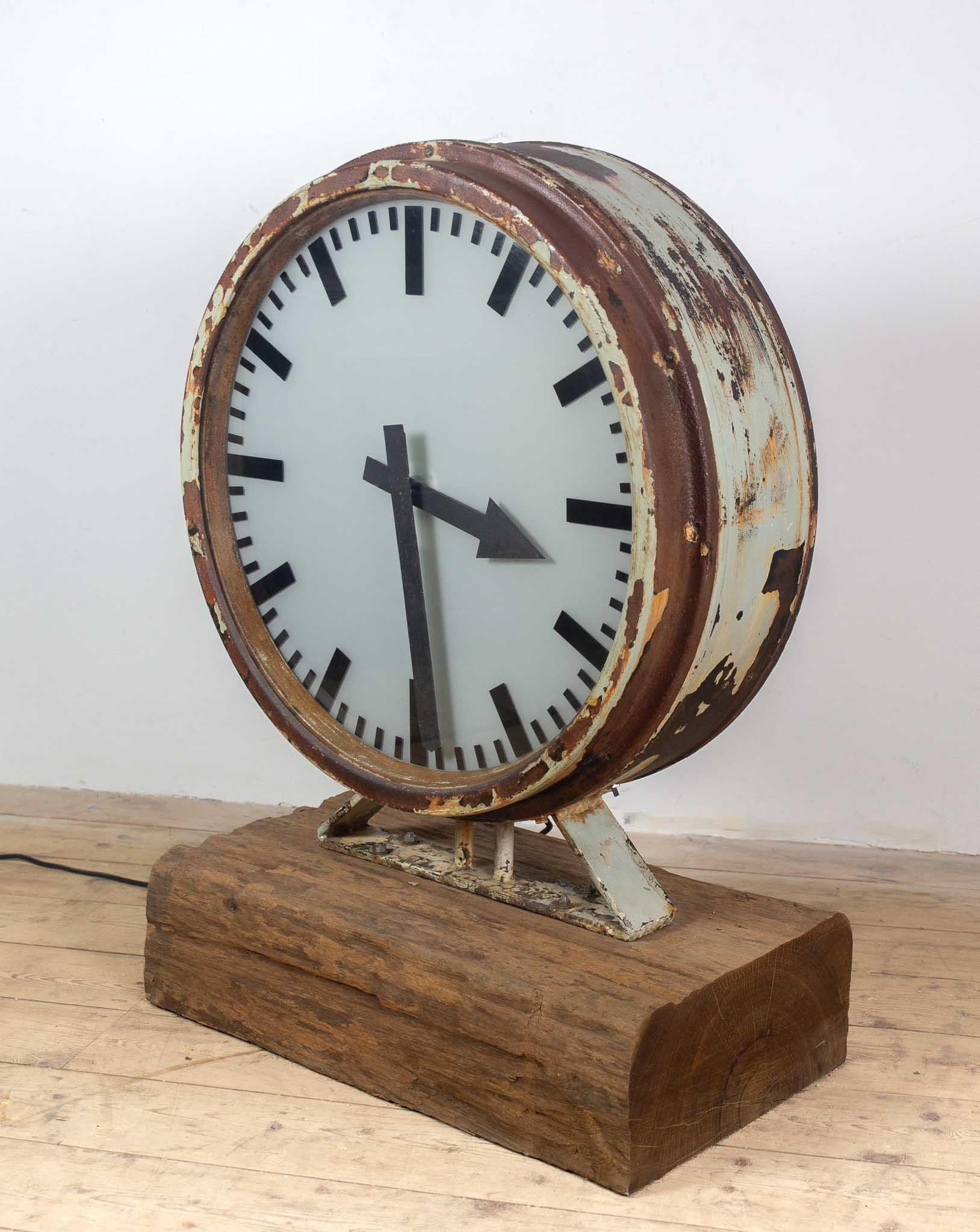 Große Bahnhofsuhr auf einem schönen Stück Holz mit 3 Lights. (Bauhaus) im Angebot