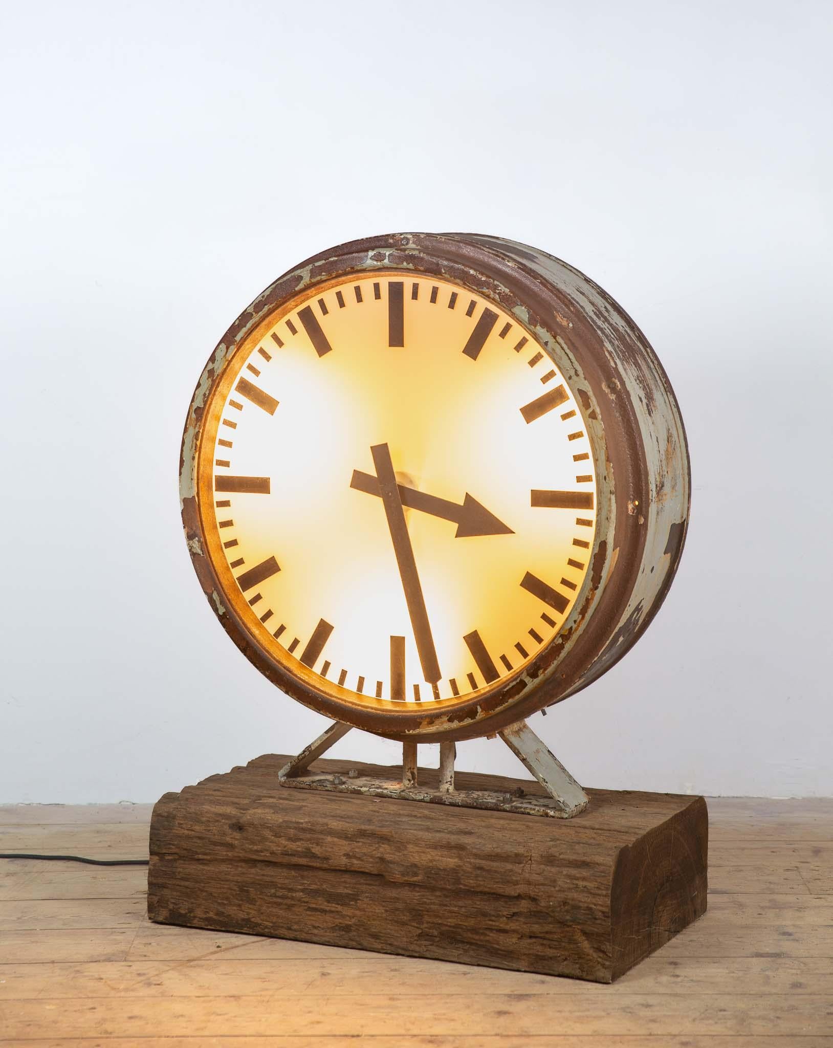 Große Bahnhofsuhr auf einem schönen Stück Holz mit 3 Lights. (Mitte des 20. Jahrhunderts) im Angebot