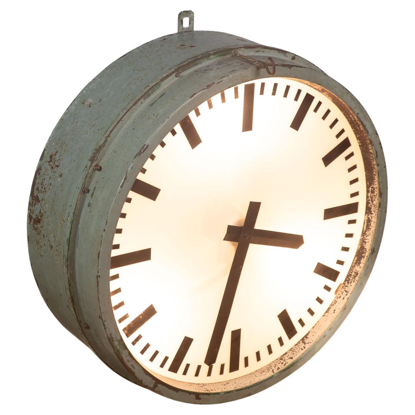 Grande horloge de gare avec trois lumières intégrées. L'horloge a été entièrement restaurée dans le respect de son aspect d'origine. Des efforts ont été faits pour préserver l'horloge de la manière la plus authentique possible. Seul l'intérieur a