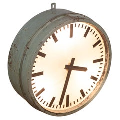 Orologio da parete con luci della stazione grande