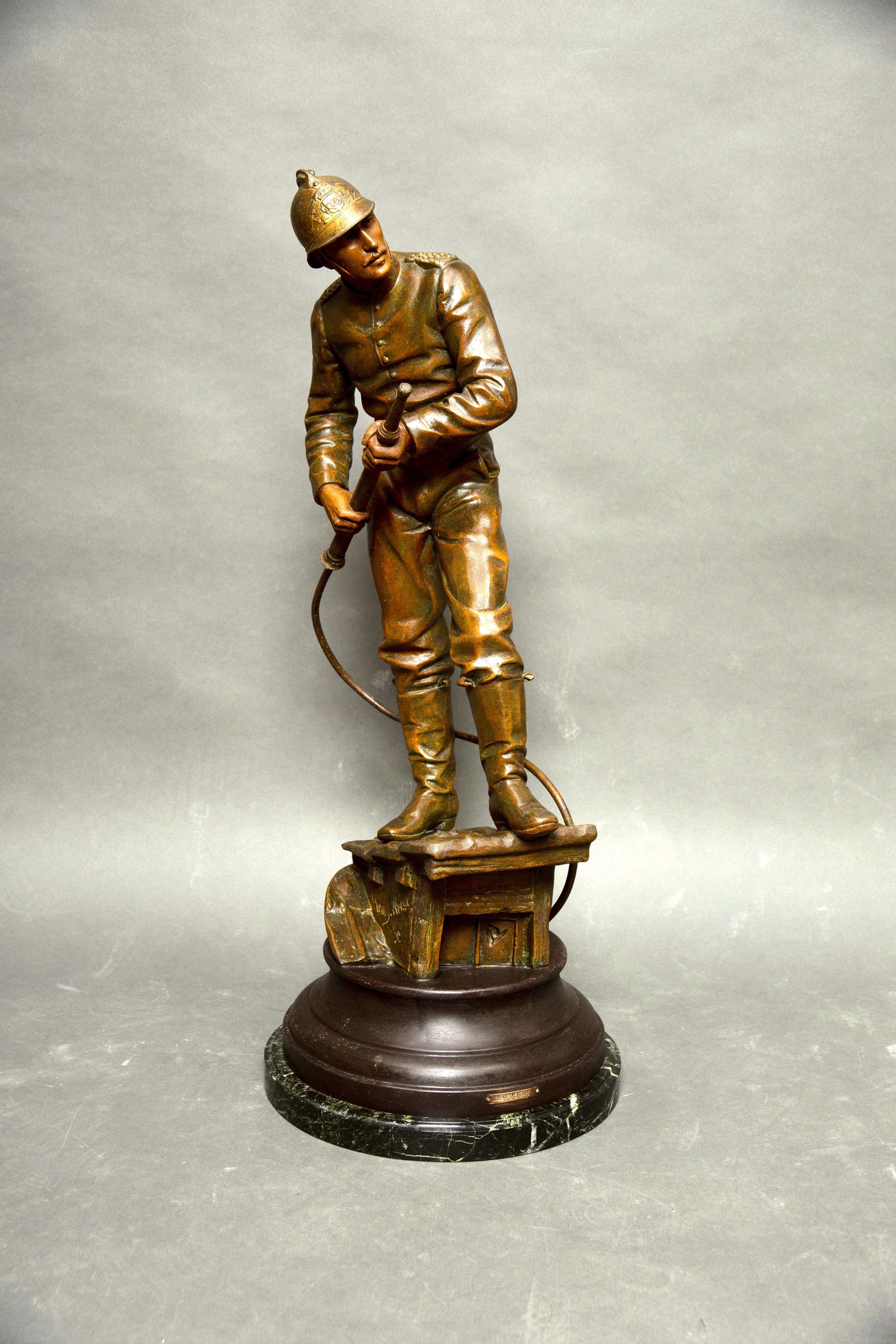 Néoclassique Grande statue de pompier de Paris en bronze patiné par Henry Weiss 19ème