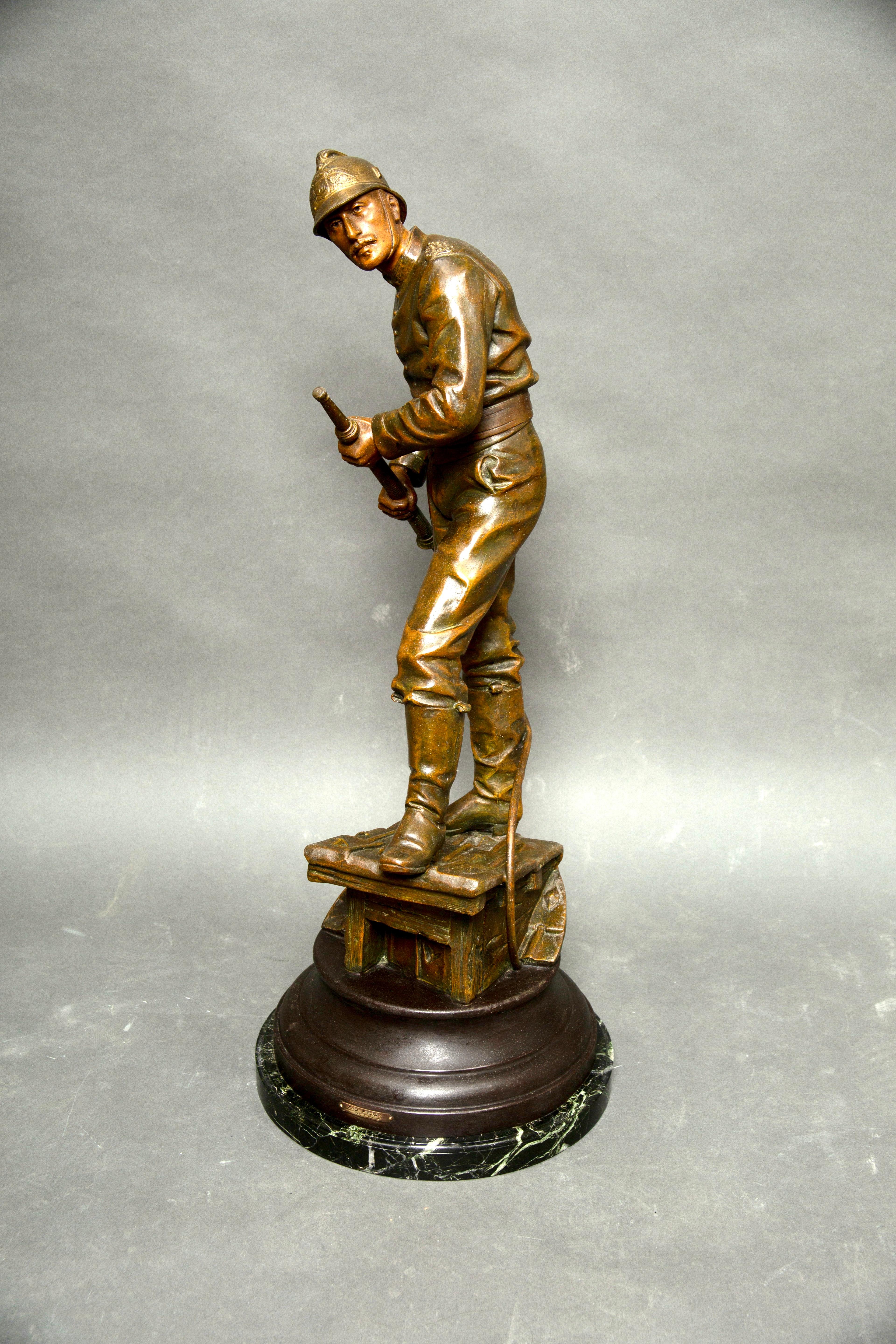 Français Grande statue de pompier de Paris en bronze patiné par Henry Weiss 19ème