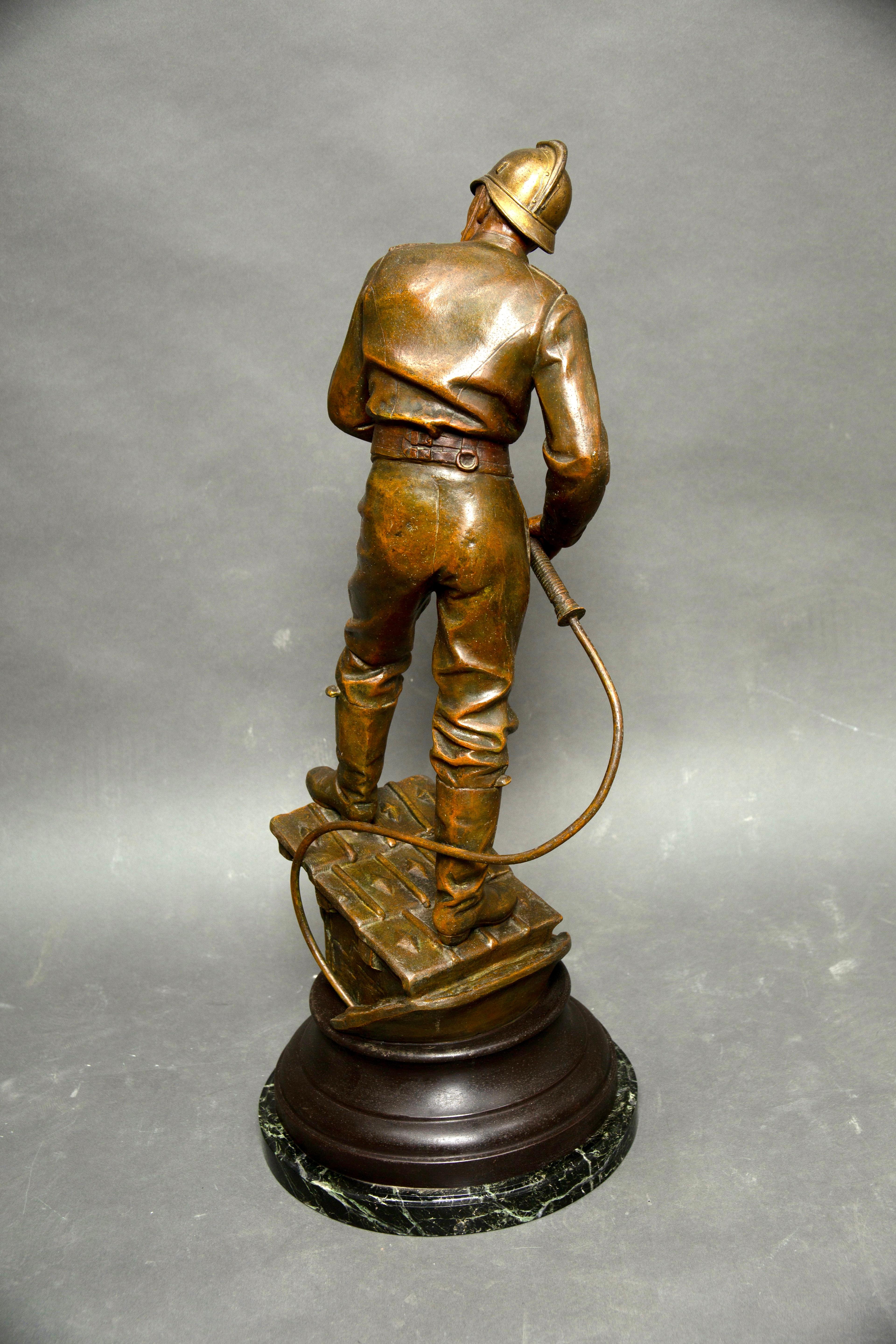 XIXe siècle Grande statue de pompier de Paris en bronze patiné par Henry Weiss 19ème