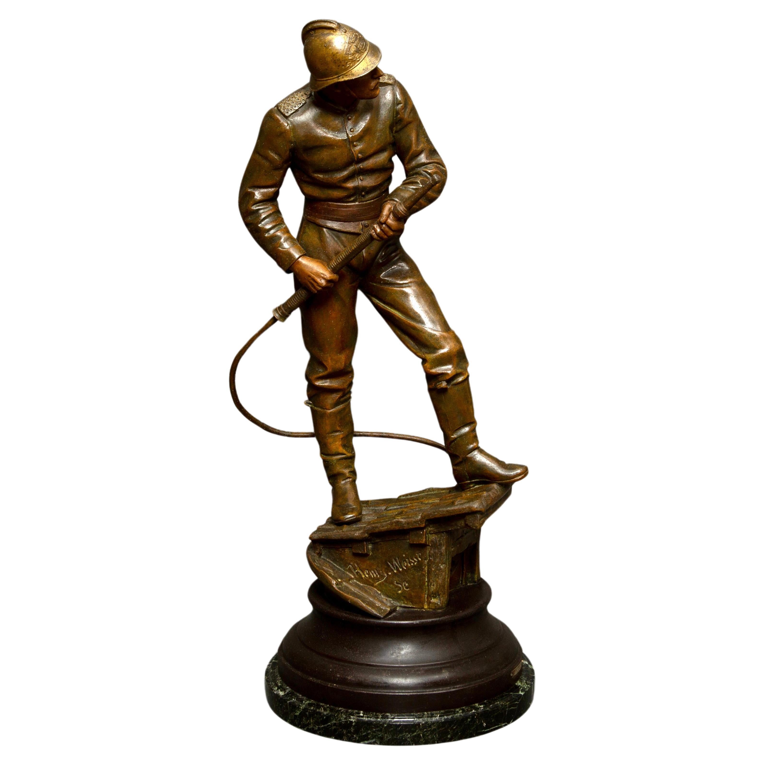 Grande statue de pompier de Paris en bronze patiné par Henry Weiss 19ème