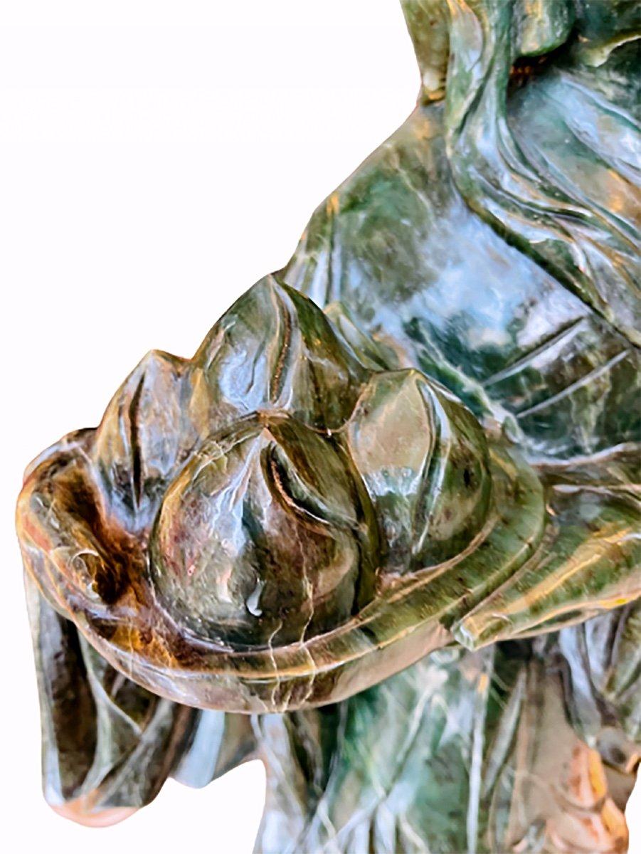 Français Grande statue Guan-yin en pierre de jadéite - Chine - Période : Art nouveau en vente