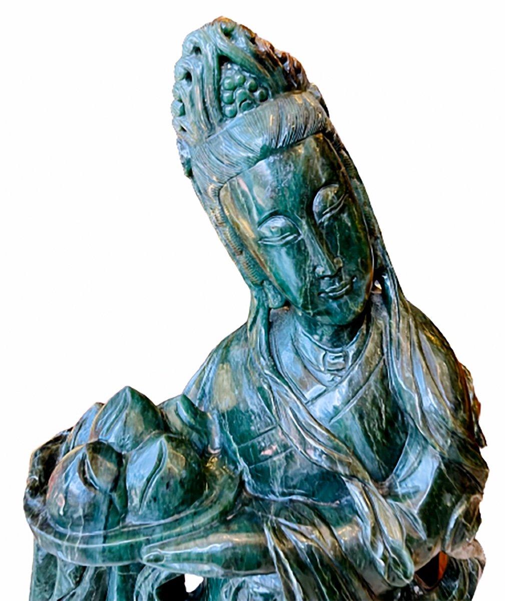 20ième siècle Grande statue Guan-yin en pierre de jadéite - Chine - Période : Art nouveau en vente