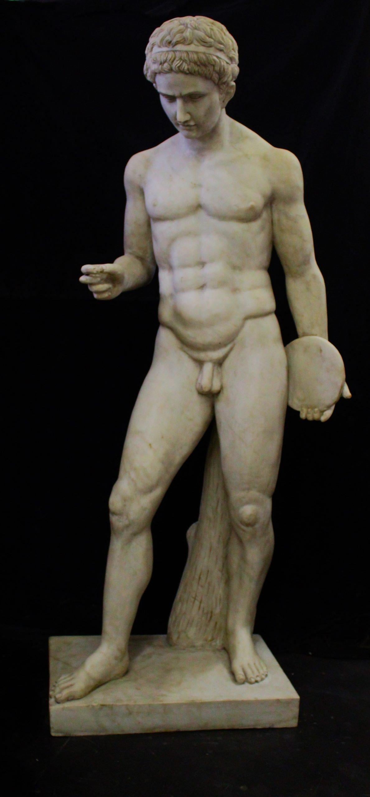 Large statue of a discus thrower in white Carrara marble, from a villa. Measures; 161×77×39cm. 20th century. ADDITIONAL PHOTOS, INFORMATION OF THE LOT AND QUOTE FOR SHIPPING COST CAN BE REQUEST BY SENDING AN EMAIL