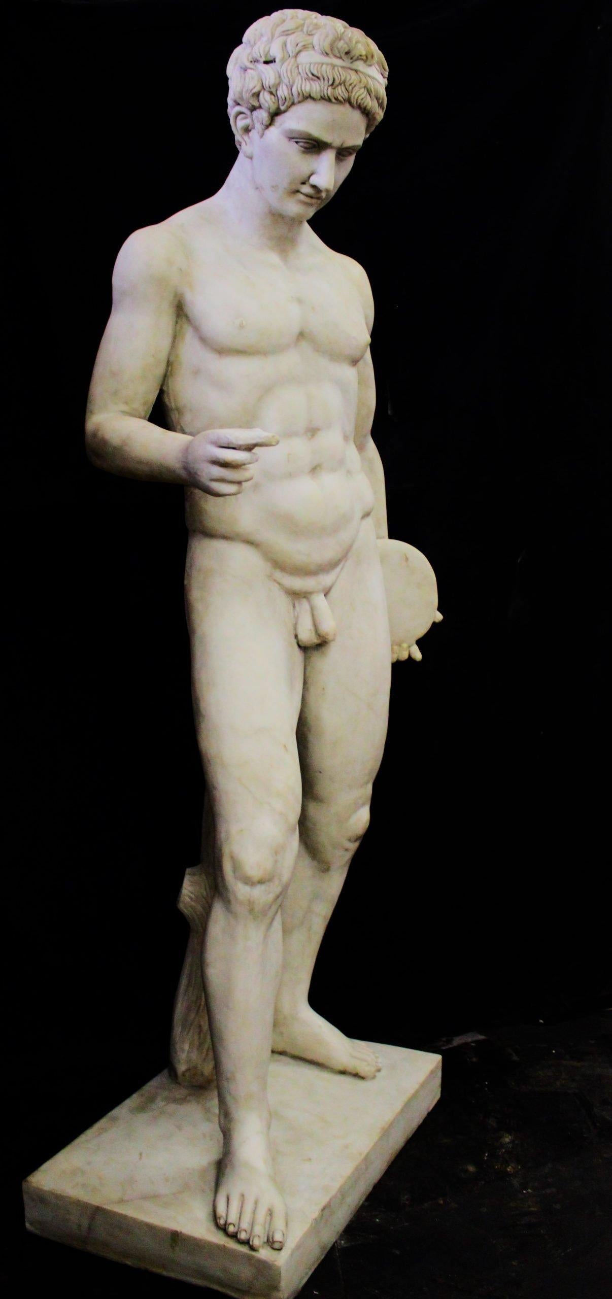 Large statue of a discus thrower in marble In Good Condition For Sale In Rome, IT