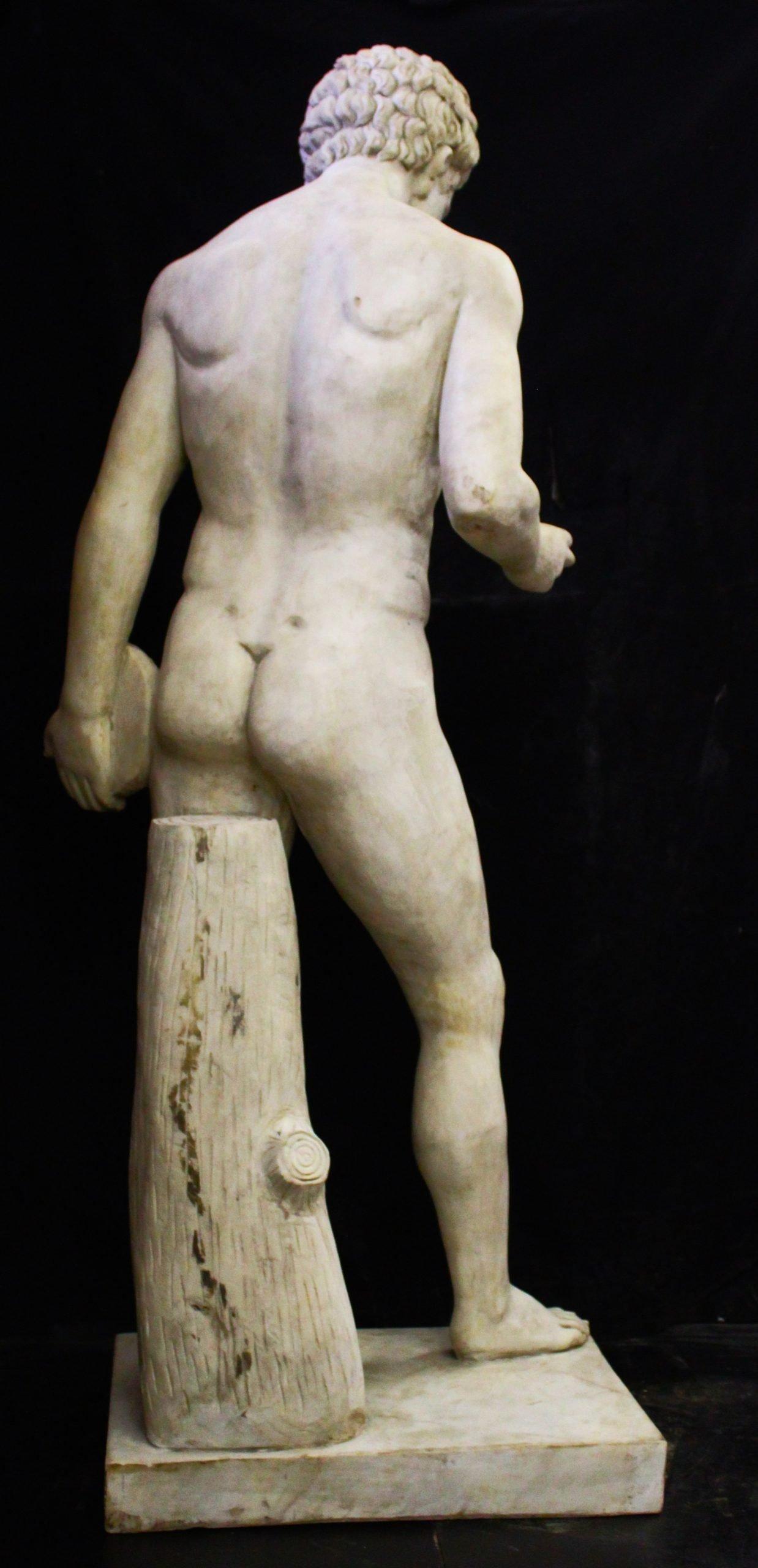 Large statue of a discus thrower in marble For Sale 1