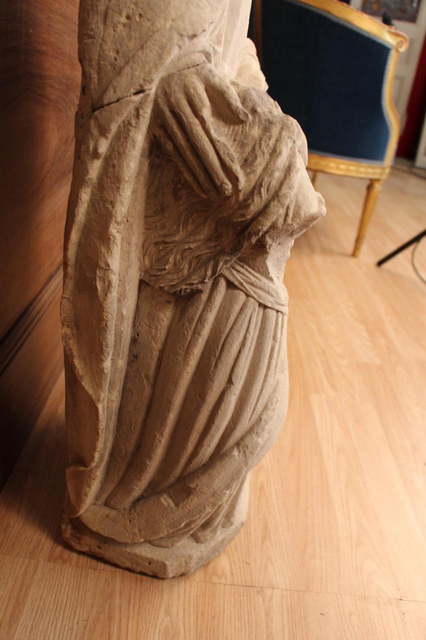 Große große St. Anne-Statue aus Kalkstein, XV. Jahrhundert im Zustand „Relativ gut“ im Angebot in charmes, FR