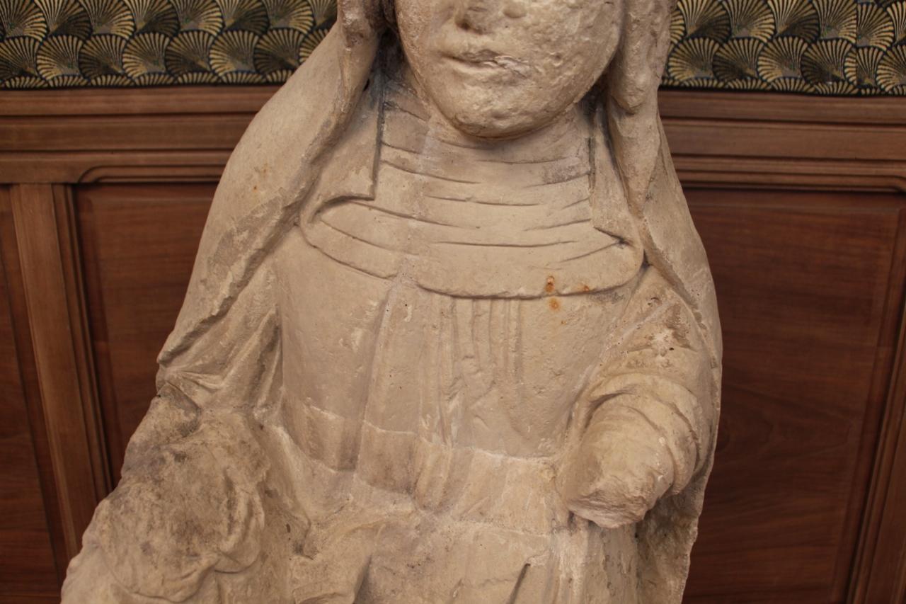 Large Statue of Saint Anne in Limestone XVth In Fair Condition For Sale In charmes, FR