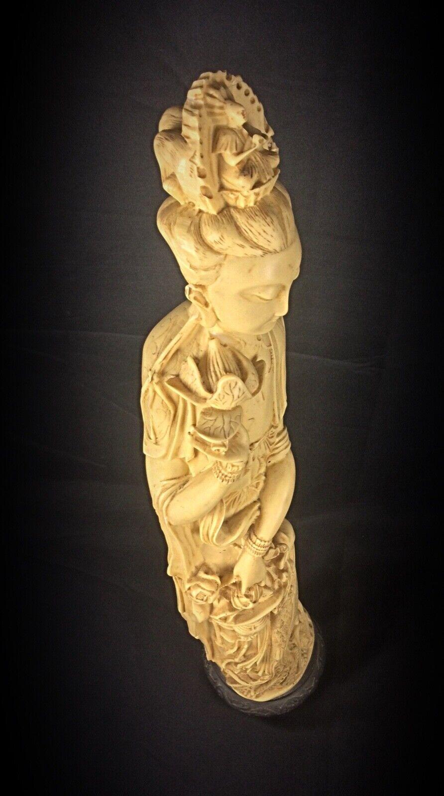Empire Large Statuette of an Asian Woman with Peacock Decor - Resin - 2Y91 For Sale