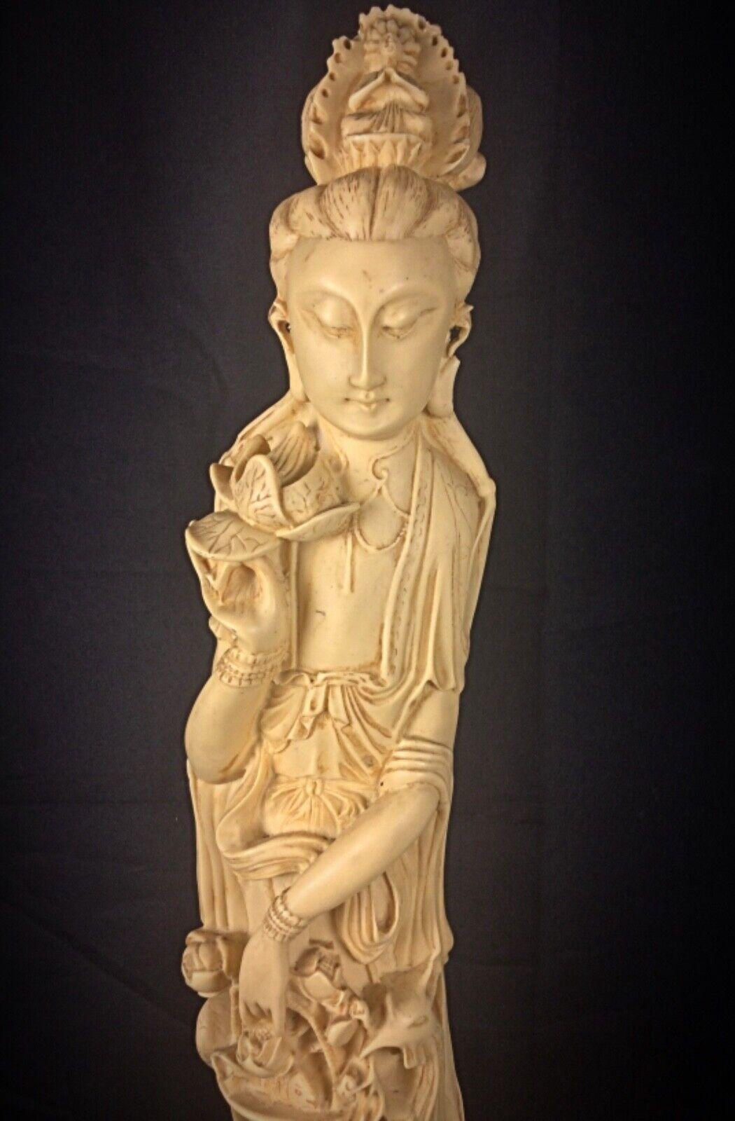 Large Statuette of an Asian Woman with Peacock Decor - Resin - 2Y91 In Good Condition For Sale In Bordeaux, FR