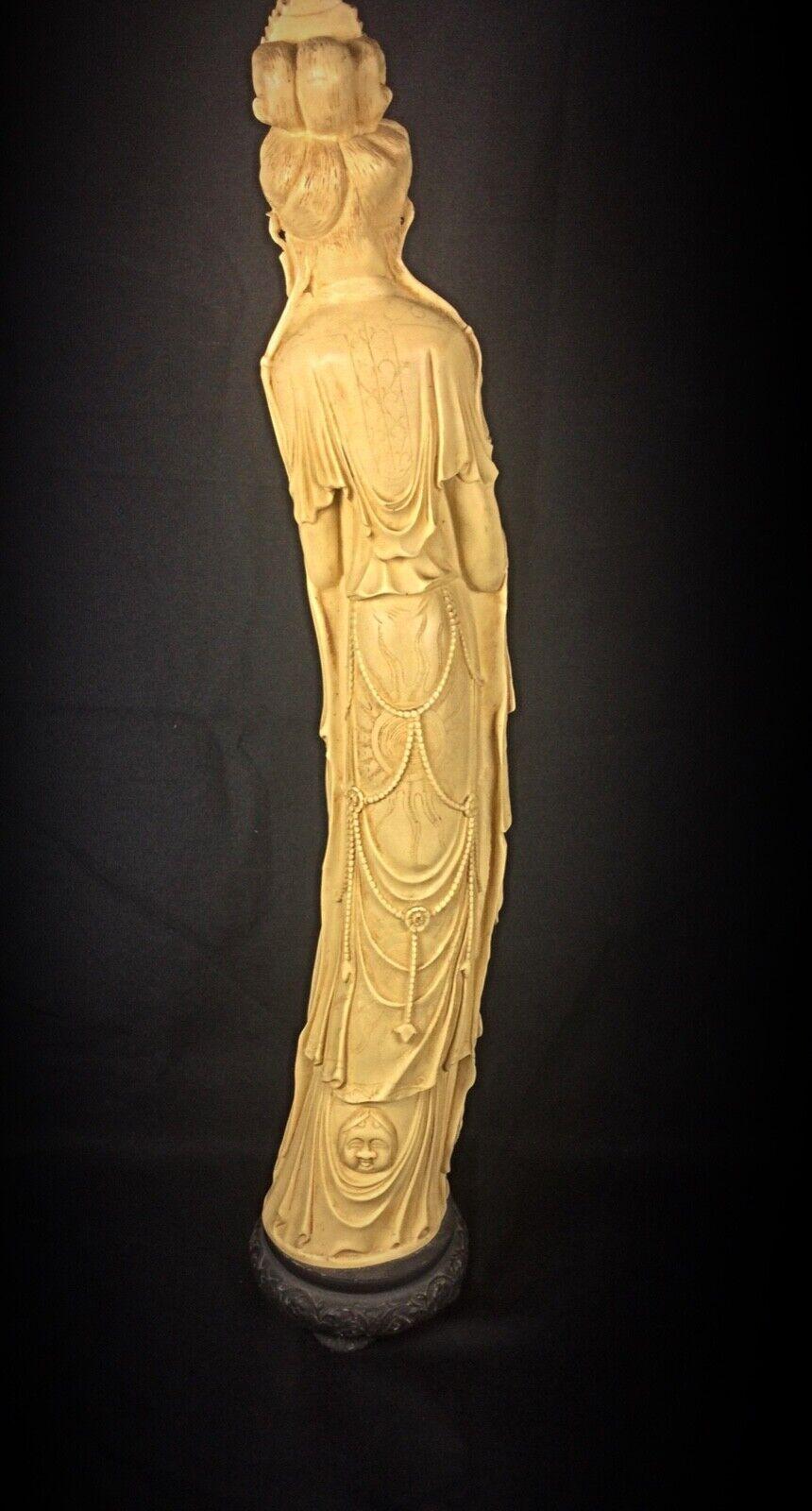20th Century Large Statuette of an Asian Woman with Peacock Decor - Resin - 2Y91 For Sale