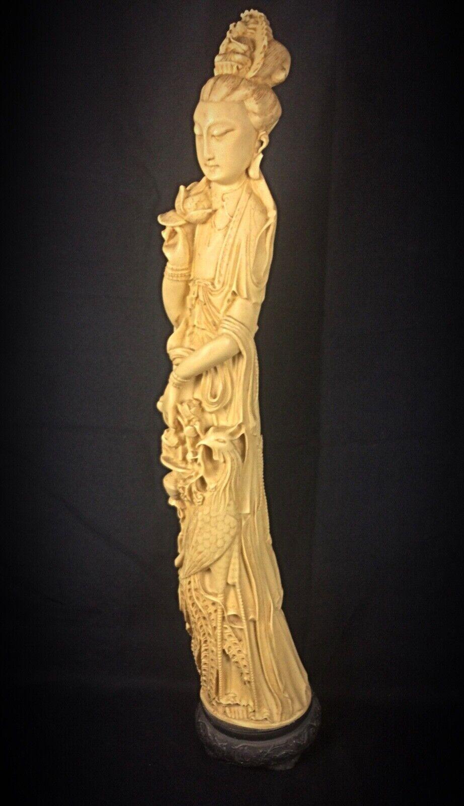 Large Statuette of an Asian Woman with Peacock Decor - Resin - 2Y91 For Sale 1
