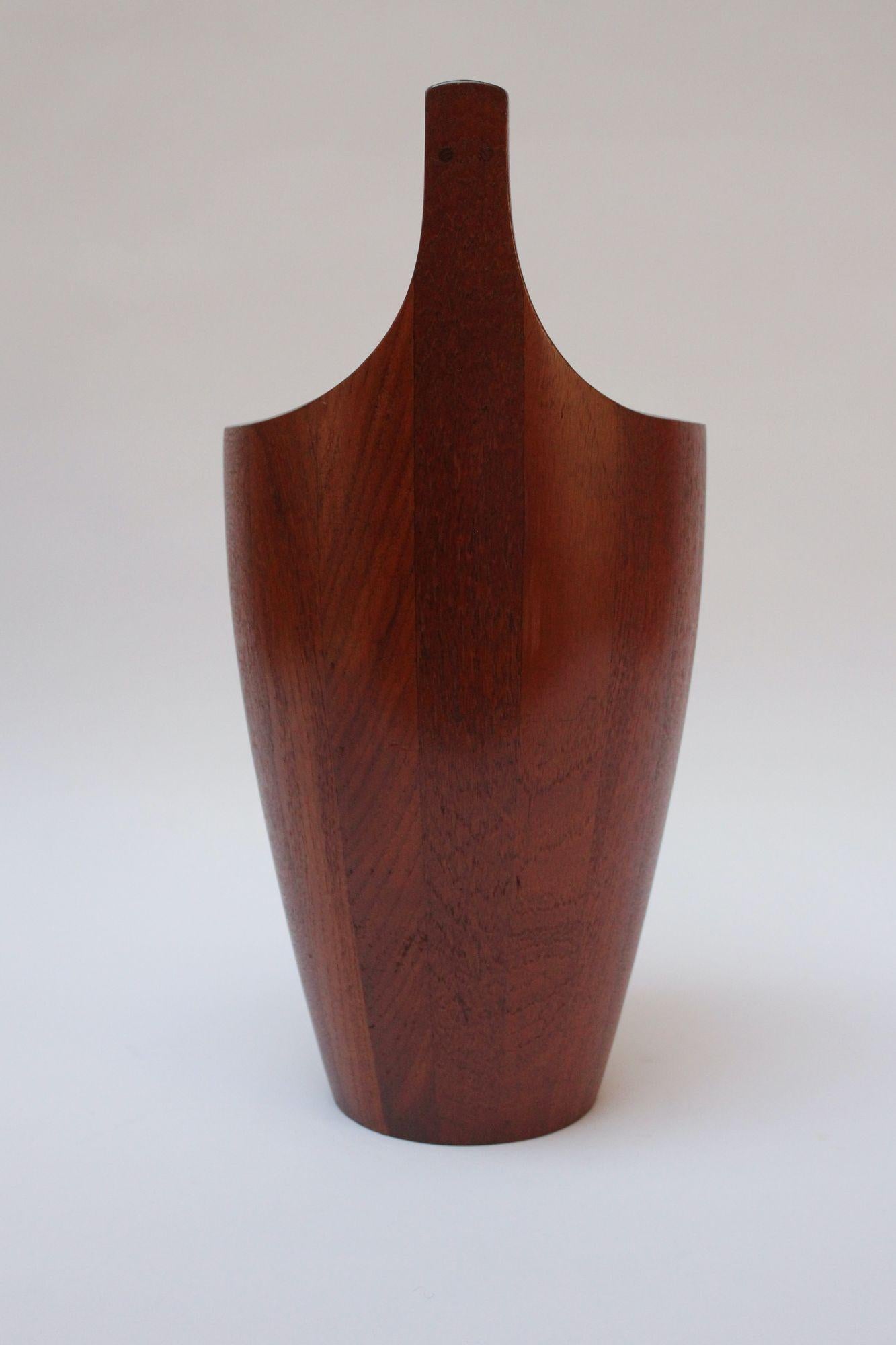 Grande secchiello per il ghiaccio Dansk 'Congo' in teak dogato disegnato da Jens Quistgaard per Dansk.
Iconico e scultoreo esemplare iniziale con il caratteristico rivestimento interno in plastica arancione. Graffi superficiali e una crepa di 7