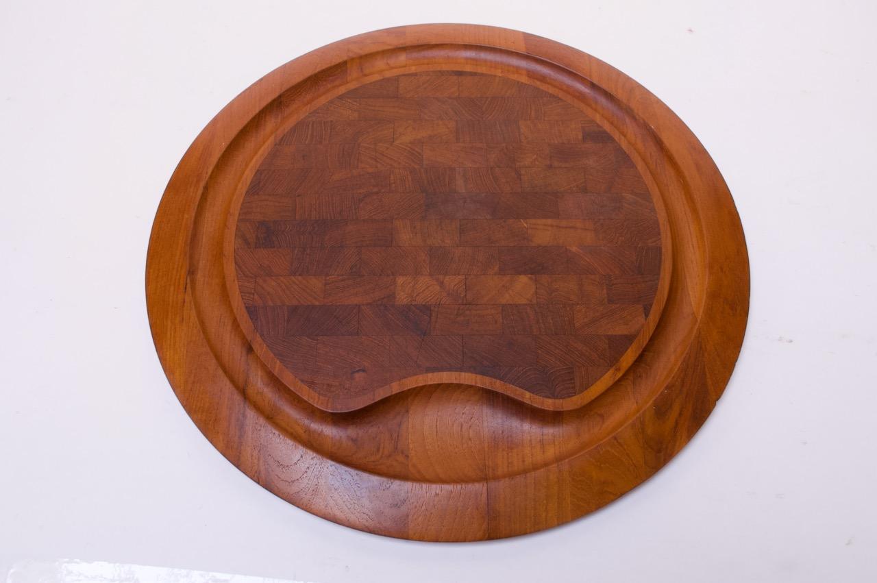 Uncommon Jens Quistgaard for Dansk Teak carving board with asymmetrical, checkerboard cutting surface (Denmark, circa 1965). Features a recessed cavity for bread / crackers.
Branded 