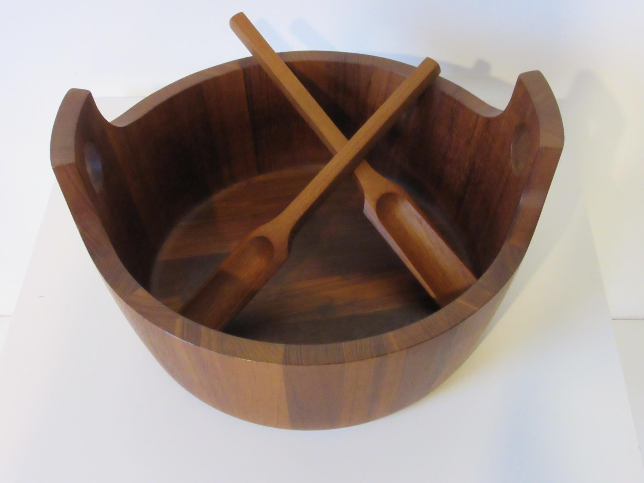 A beautifully crafted teak wood salad or decorative bowl with matching serving spoons designed in the style of a Scandinavian sauna dipping tub. Retains the manufactures branded mark and information card by Richard Nissen, Denmark. The spoons