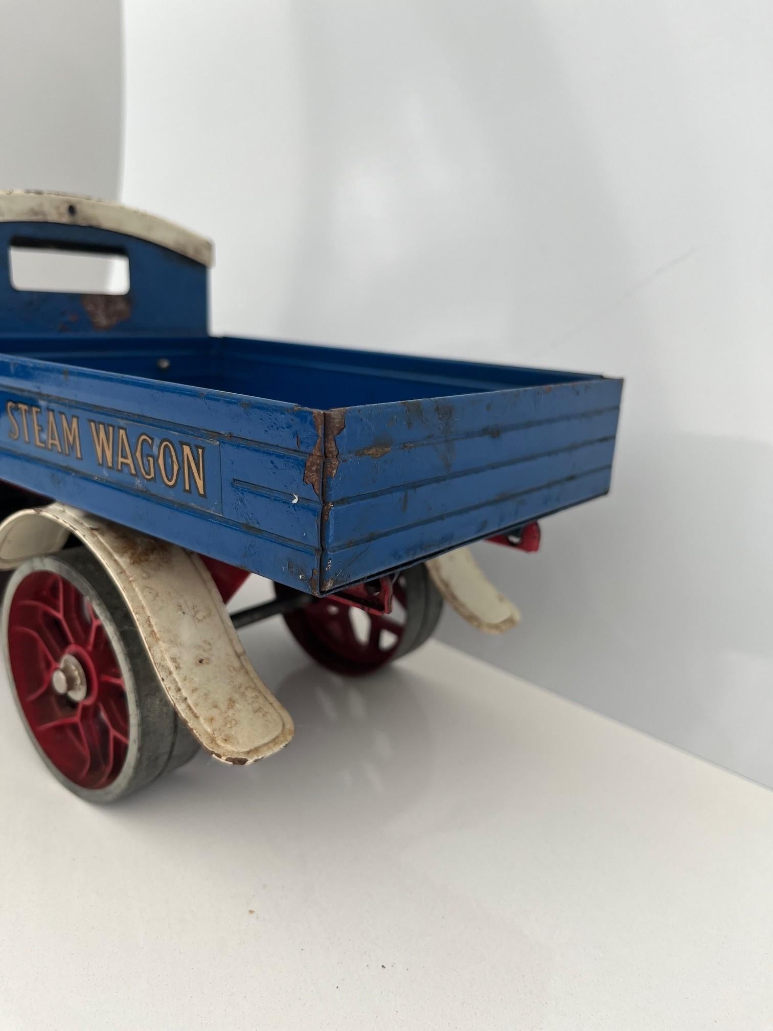 Fin du 20e siècle Grand modèle de wagon à vapeur moderne décoré d'une étagère Art Vintage Toy en vente