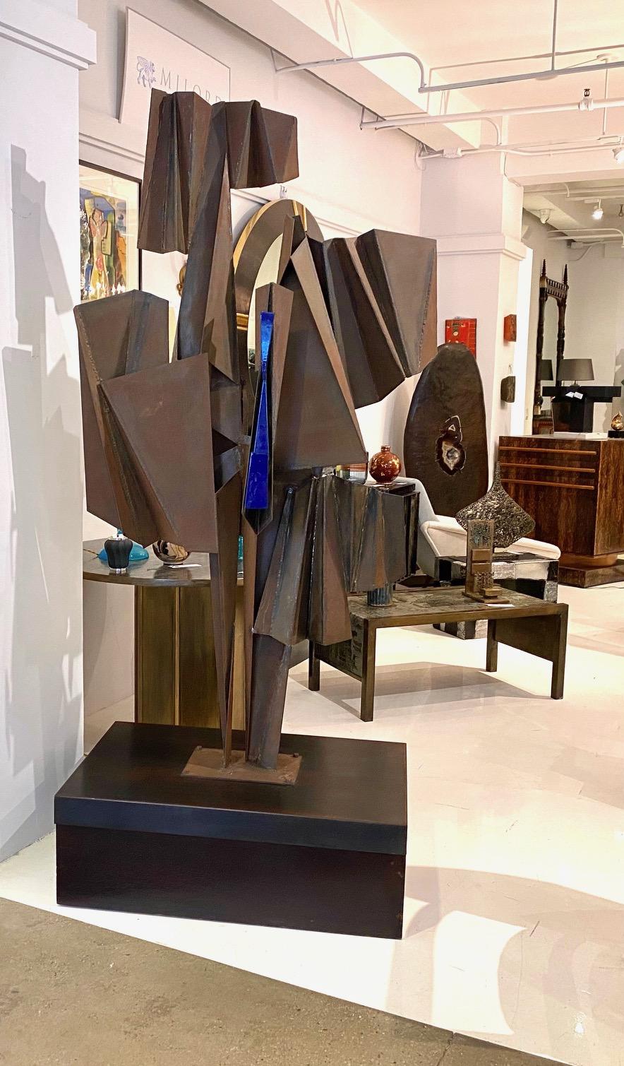 Stile astratto monumentale in acciaio saldato  e  scultura astratta in smalto blu cobalto  da Alan Goldstein 
Il suo lavoro è rappresentato in oltre 70 collezioni private negli Stati Uniti e all'estero e ha esposto le sue opere al Michener Art
