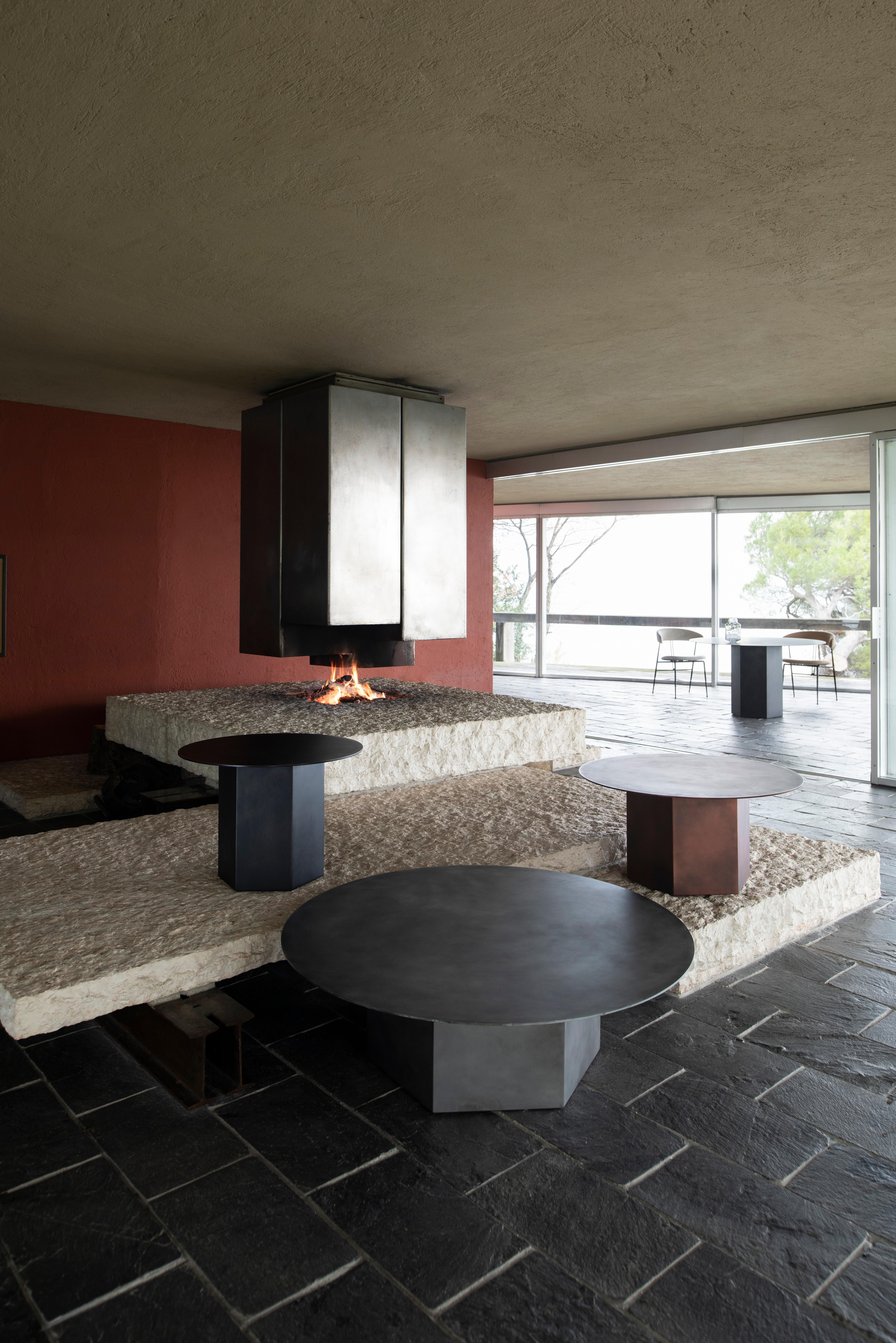 Großer Couchtisch „Epic“ aus Stahl in Misty Grey von Gamfratesi für Gubi

Die vom dänisch-italienischen Duo GamFratesi entworfene Steel 'Epic' Table Serie für GUBI ist aus massivem Stahl gefertigt. Das Metall wird galvanisiert, lackiert und von Hand