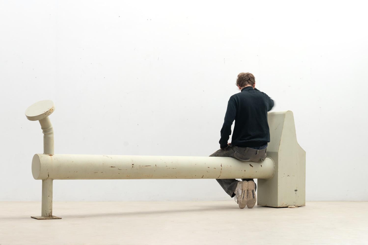 Un'aggiunta unica al tuo spazio esterno o interno: un enorme martello in acciaio degli anni '40 riutilizzato come panchina ed elemento decorativo. Con i suoi 290 cm, questo pezzo robusto è un potente simbolo dell'abilità industriale dell'epoca.

2
