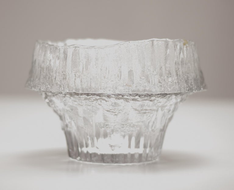 Large Tapio Wirkkala Stellaria bowl #3450 by Iittala in mould-blown clear glass.
Engraved: Tapio Wirkkala 3450.
Marked with a remnant of an Iittala sticker.

Tapio Wirkkala (1915-1985) was a multitalented design genius, widely considered a