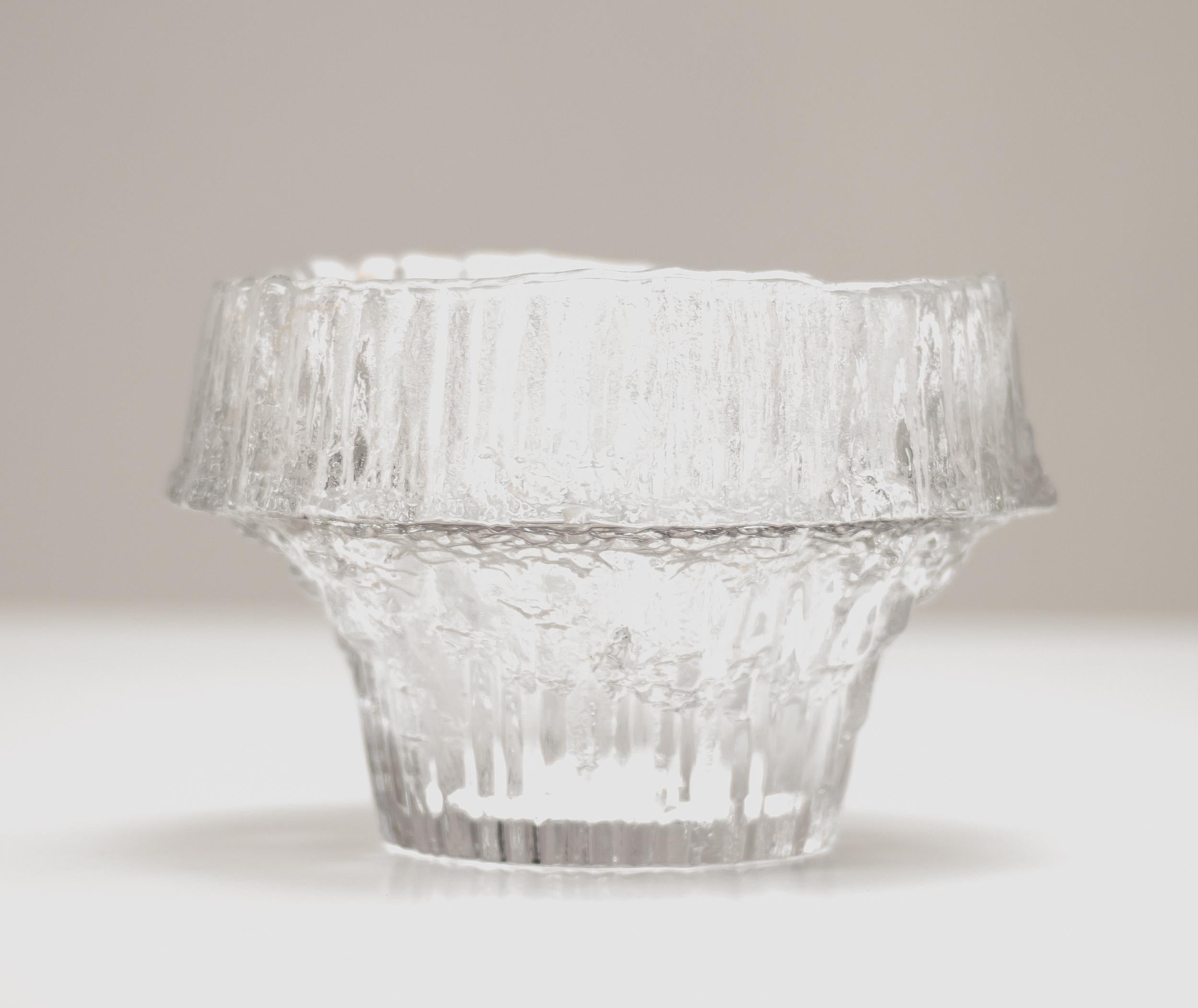Large Tapio Wirkkala Stellaria bowl #3450 by Iittala in mould-blown clear glass.
Engraved: Tapio Wirkkala 3450.
Marked with a remnant of an Iittala sticker.

Tapio Wirkkala (1915-1985) was a multitalented design genius, widely considered a leading