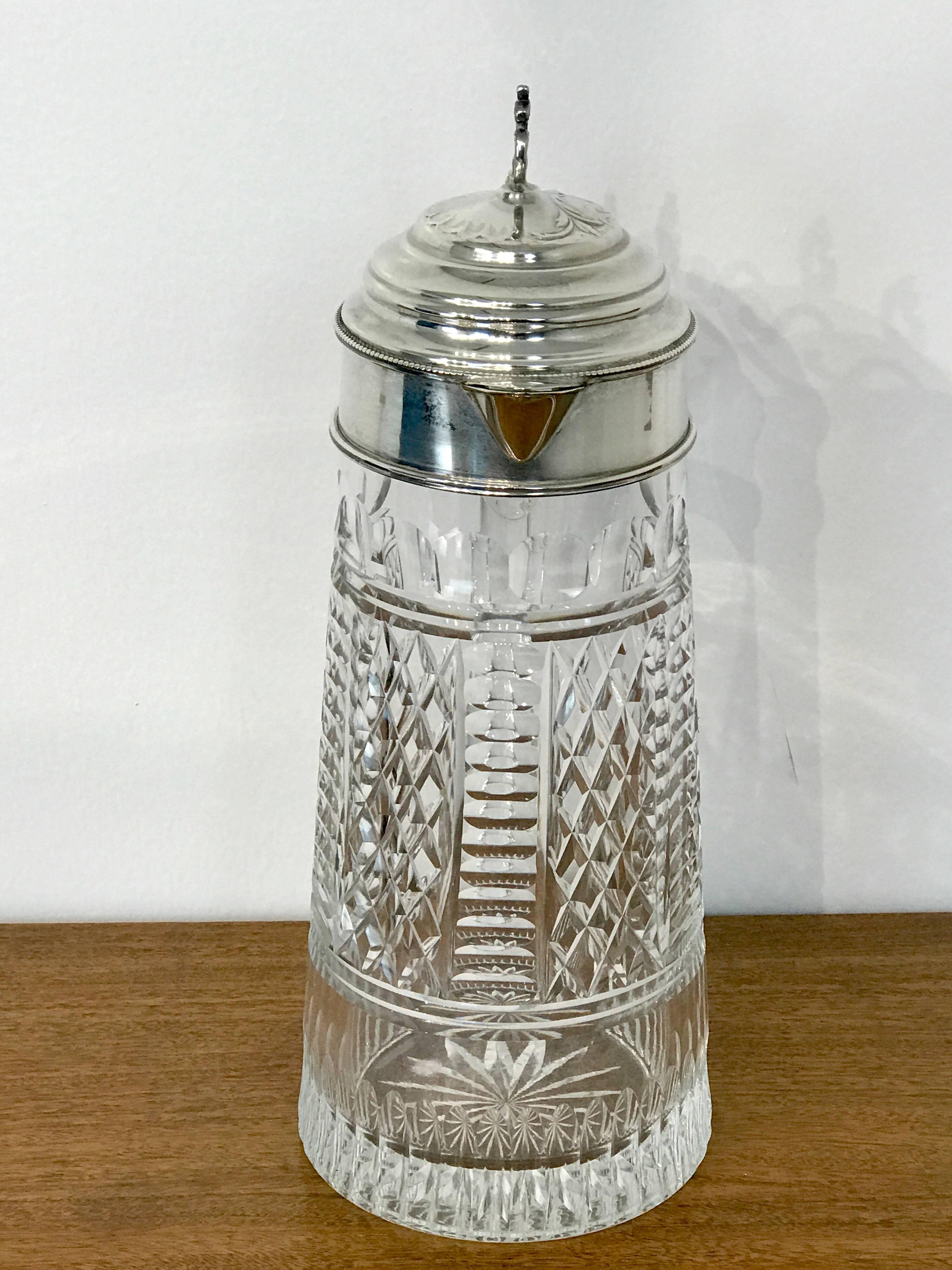 Jarra de clarete de cristal tallado con montura de plata siglo XX en venta