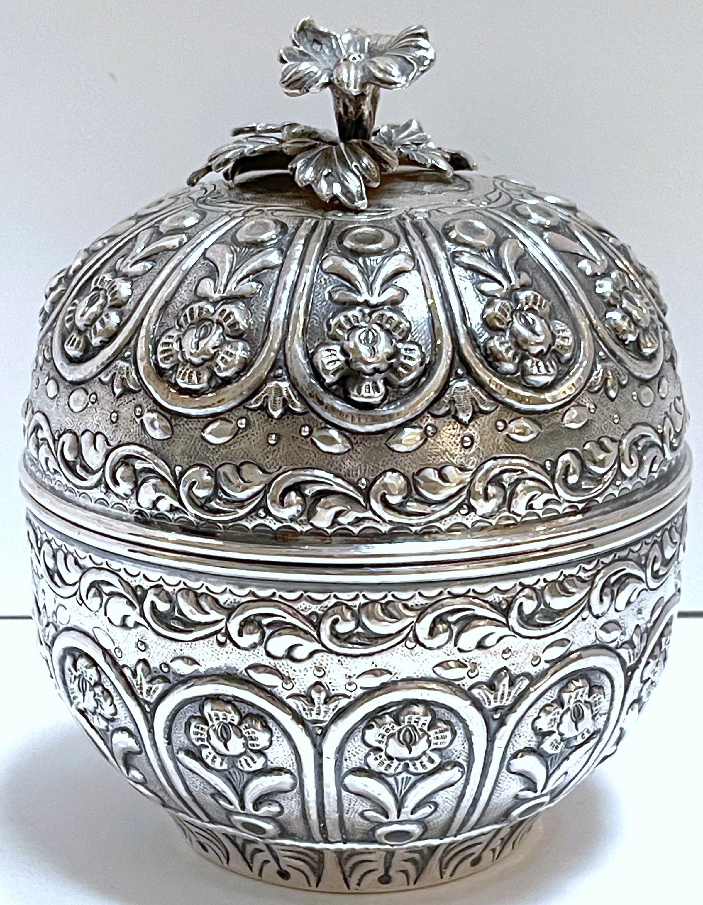 Gran Caja de Melón Repoussé de Sterling, Estilo de Buccellati 
Sellos de la serie Lotus para El Cairo, Egipto, posteriores a 1946

Esta excepcional caja de melón repoussé de esterlina a gran escala, hecha a mano al estilo del célebre orfebre