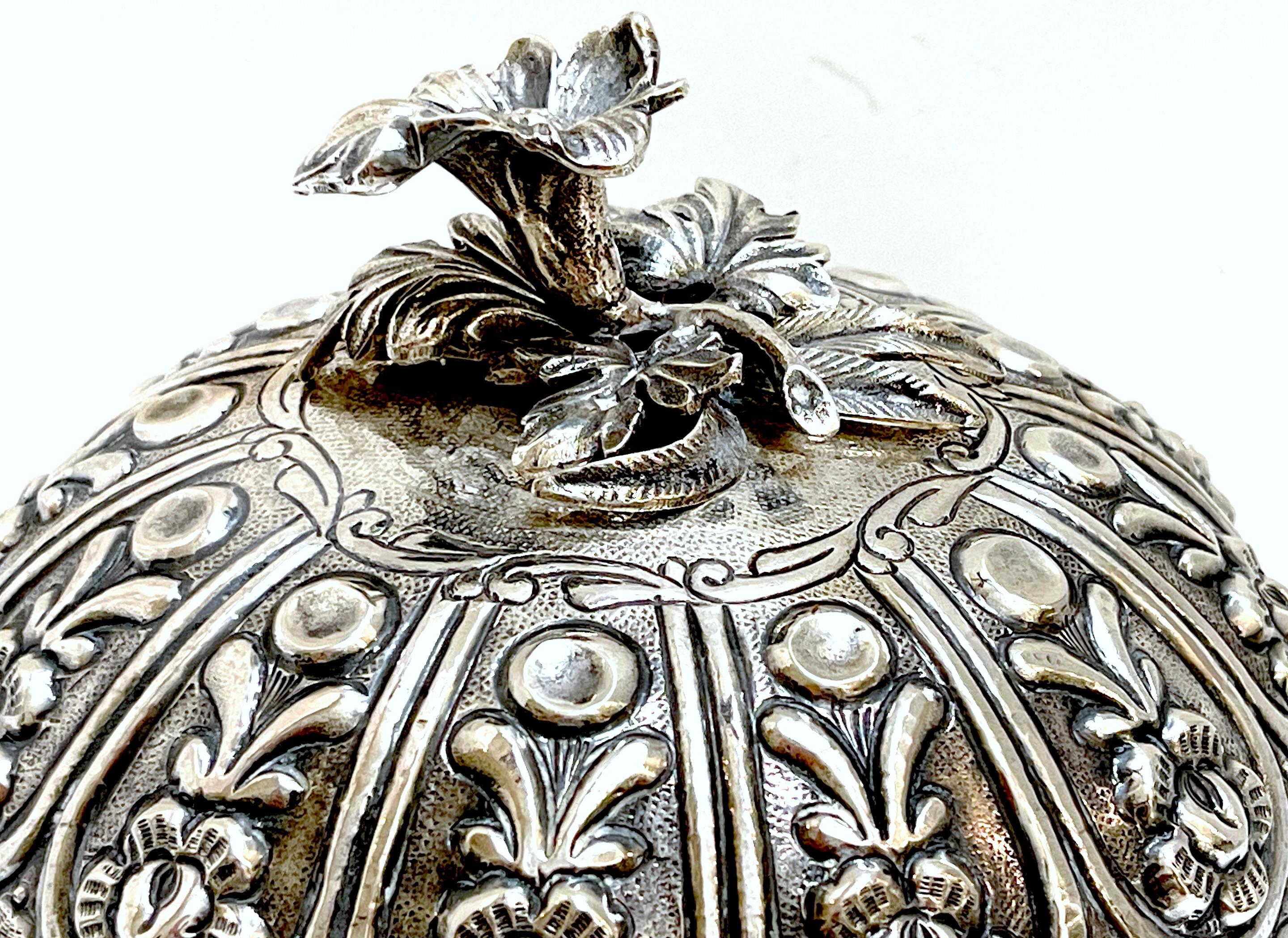 Gran Caja de Melón Repoussé de Sterling, Estilo de Buccellati Egipcio en venta