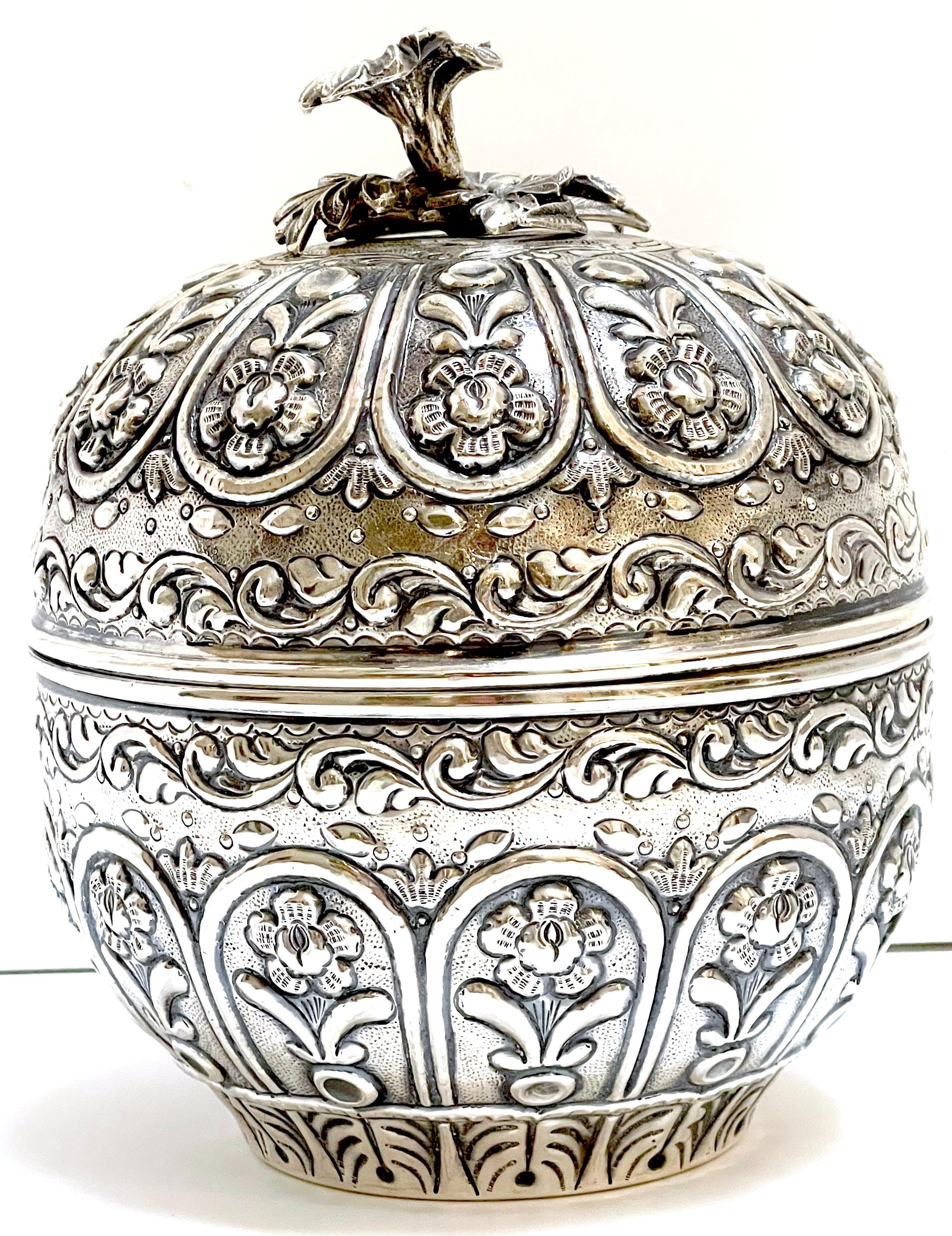 Gran Caja de Melón Repoussé de Sterling, Estilo de Buccellati en Bueno estado para la venta en West Palm Beach, FL